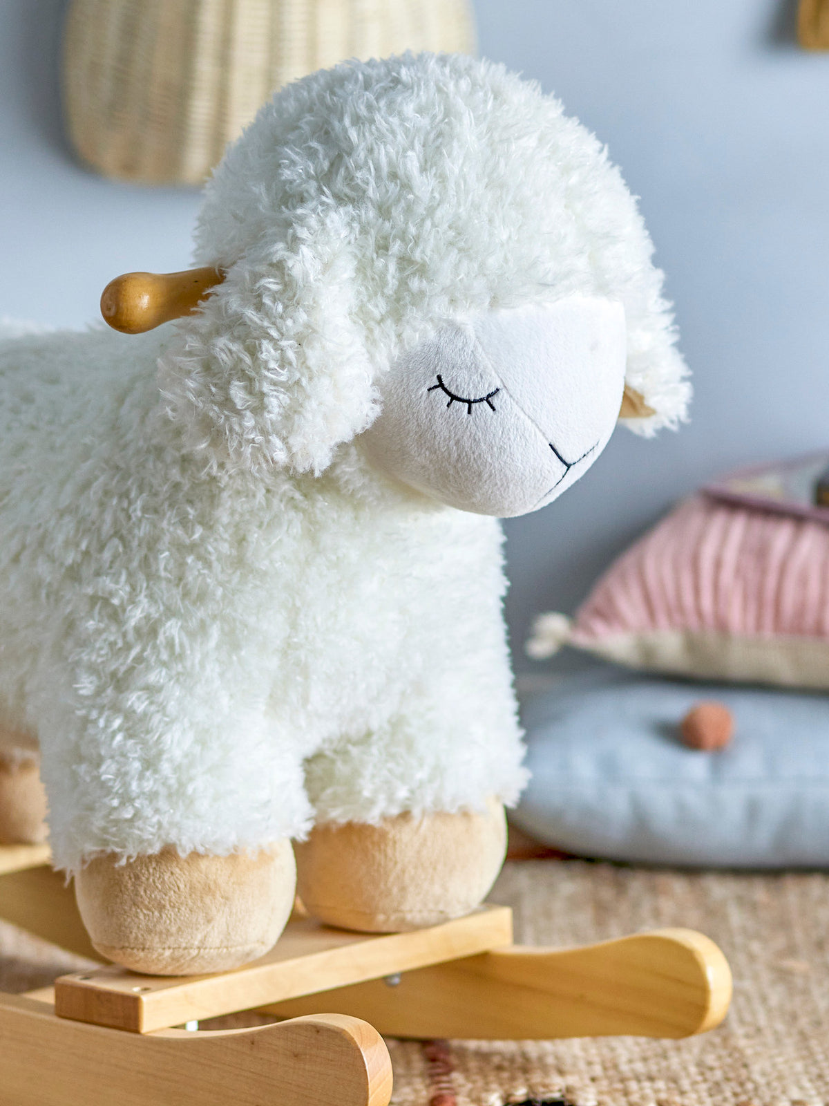 Laasrith Schaukelspielzeug, Schaf, Weiá, Polyester in White präsentiert im Onlineshop von KAQTU Design AG. Objekte Kids ist von Bloomingville Mini