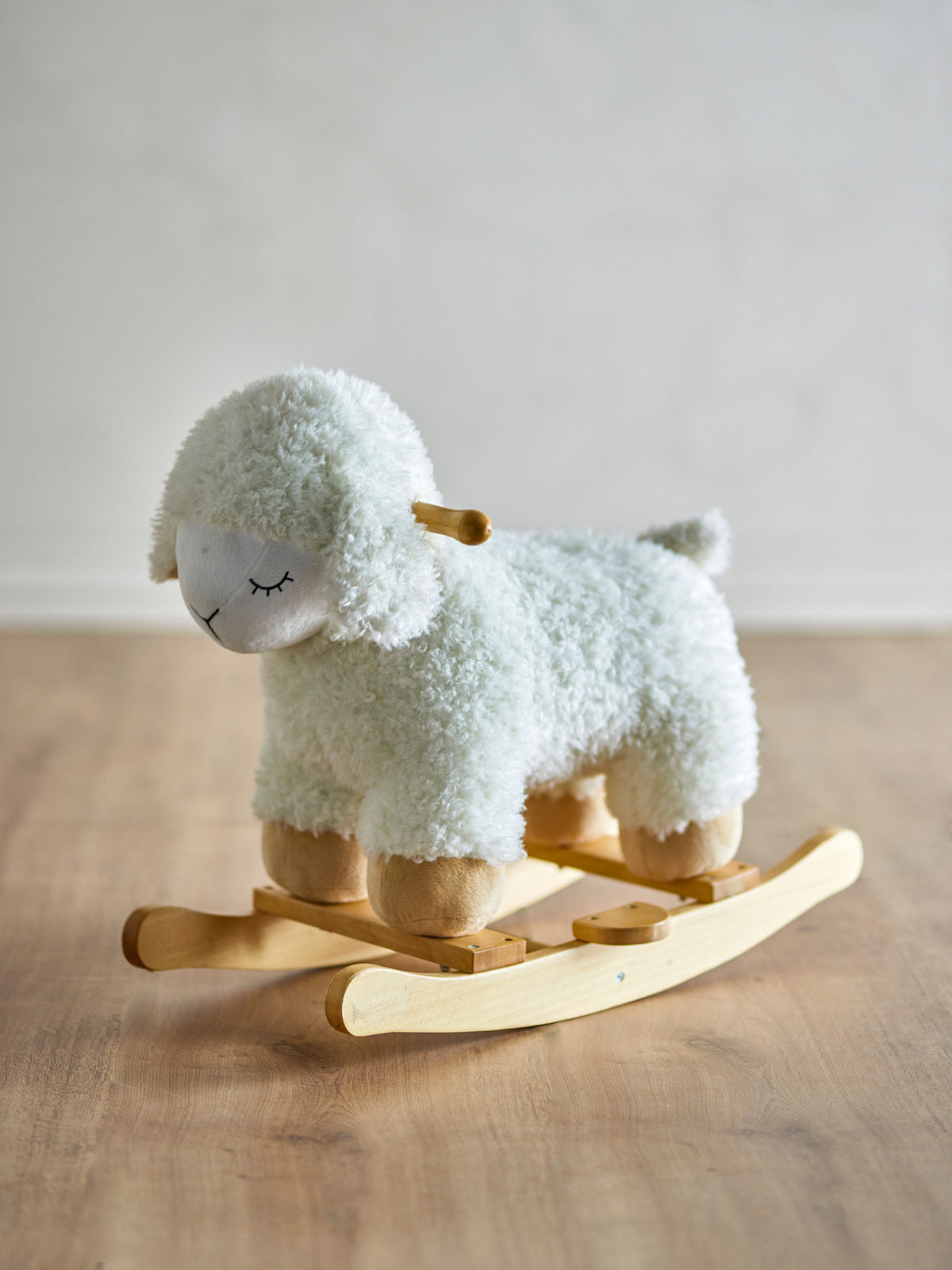 Laasrith Schaukelspielzeug, Schaf, Weiá, Polyester in White präsentiert im Onlineshop von KAQTU Design AG. Objekte Kids ist von Bloomingville Mini