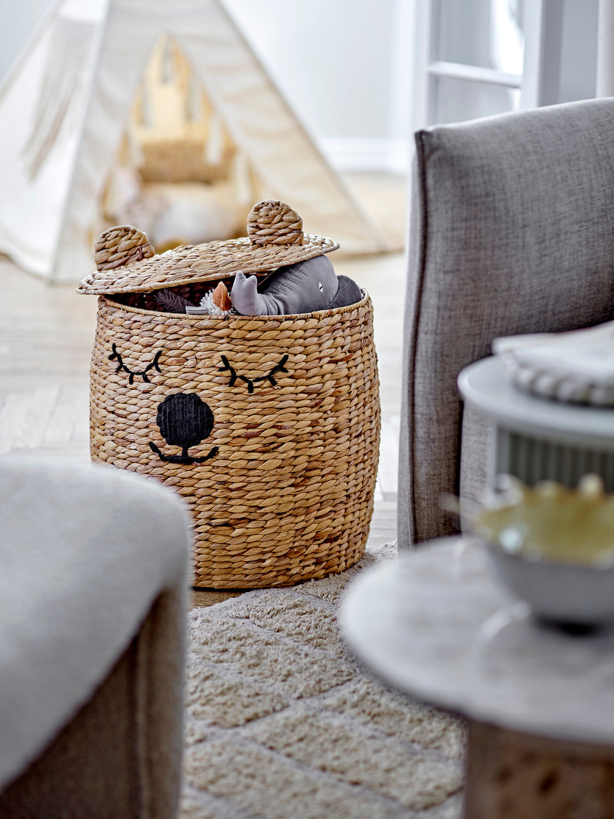 Dolma Korb mit Deckel, Natur, Wasserhyazinthe in Nature präsentiert im Onlineshop von KAQTU Design AG. Aufbewährungskörbe ist von Bloomingville Mini