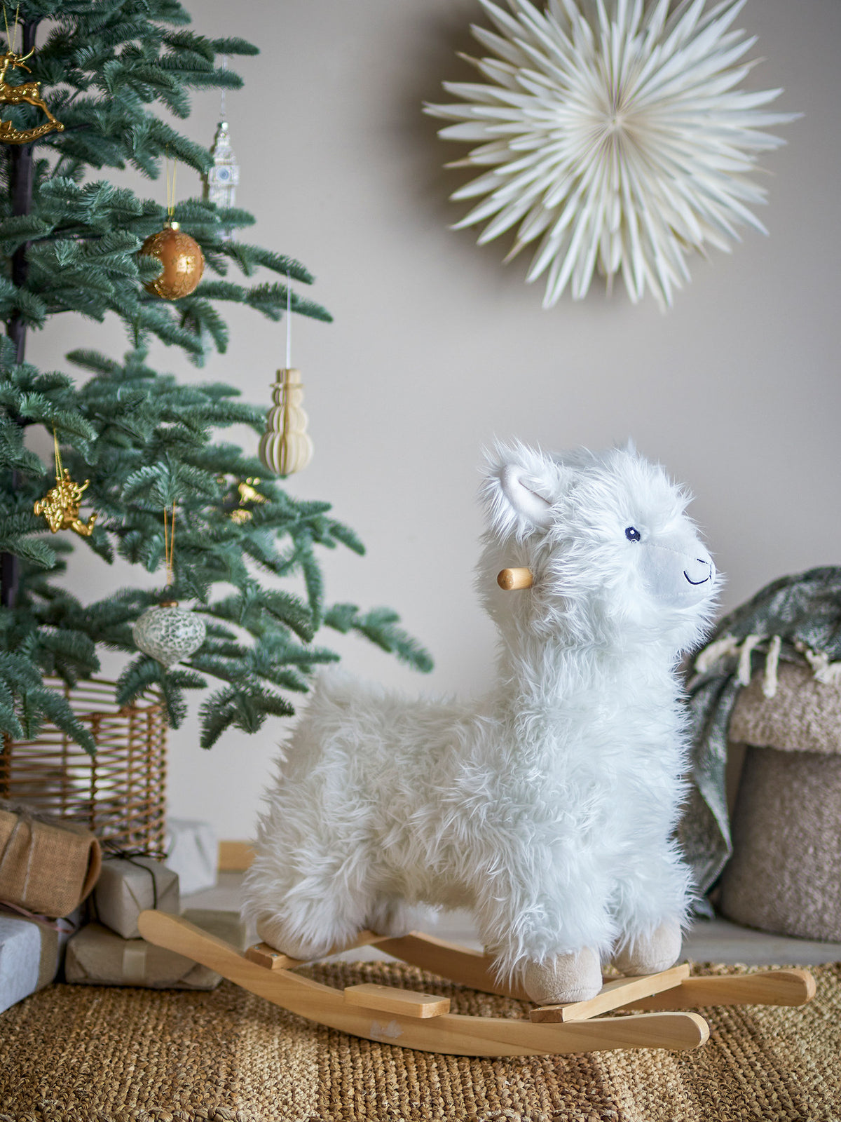 Kinto Schaukelspielzeug, Lama, Weiá, Polyester in White präsentiert im Onlineshop von KAQTU Design AG. Objekte Kids ist von Bloomingville Mini