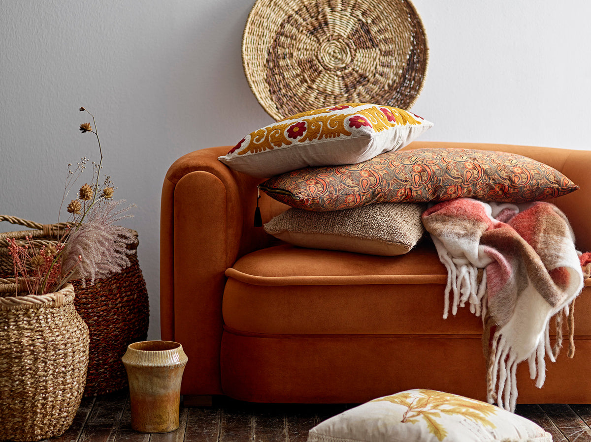 Malala Sofa, Braun, Polyester in Brown präsentiert im Onlineshop von KAQTU Design AG. 2er Sofa ist von Creative Collection