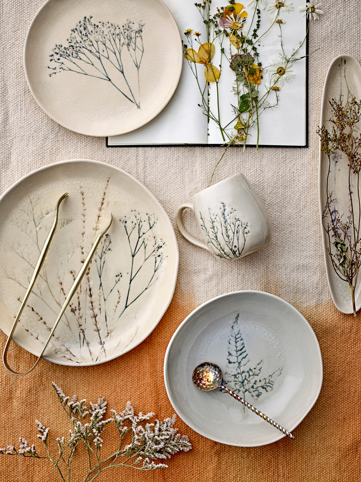 Weisse Tasse Bea aus Steingut mit zartem Blumenmuster und feiner Krakeleeglasur
