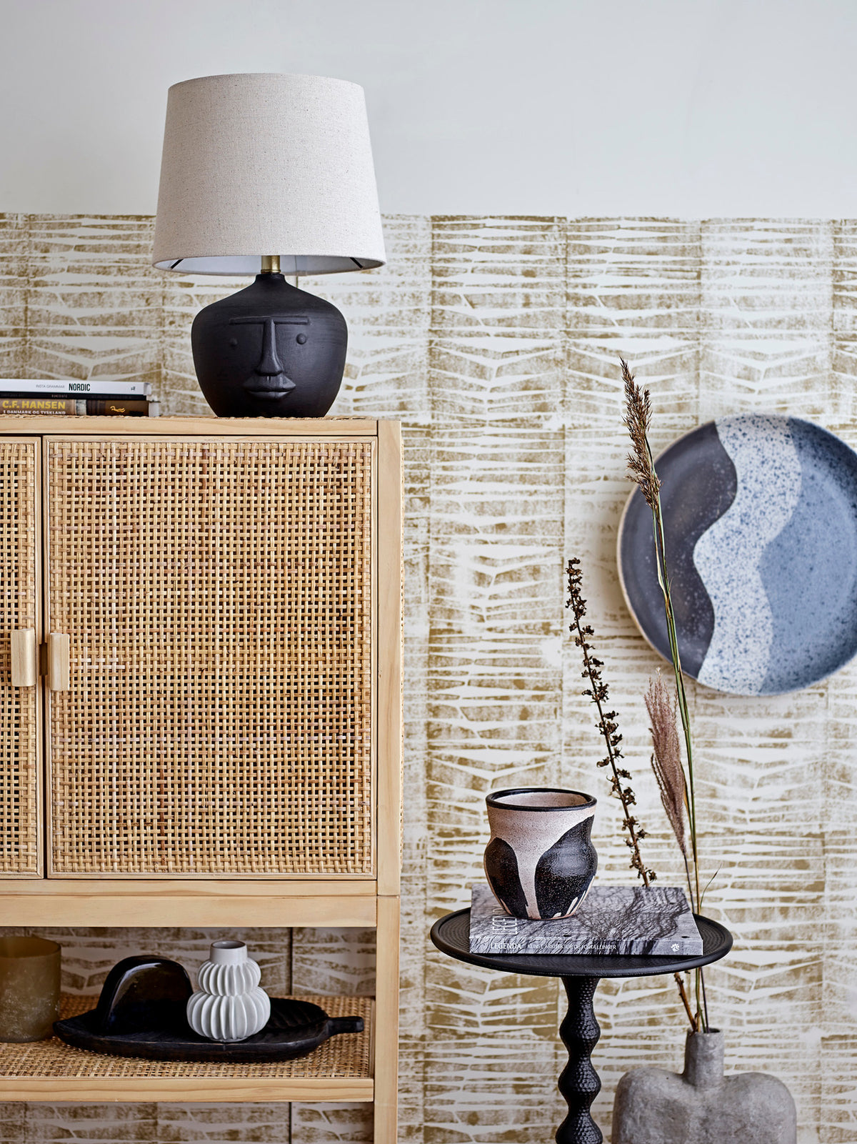 Halfdan Vase, Weiá, Steingut in White präsentiert im Onlineshop von KAQTU Design AG. Vase ist von Bloomingville
