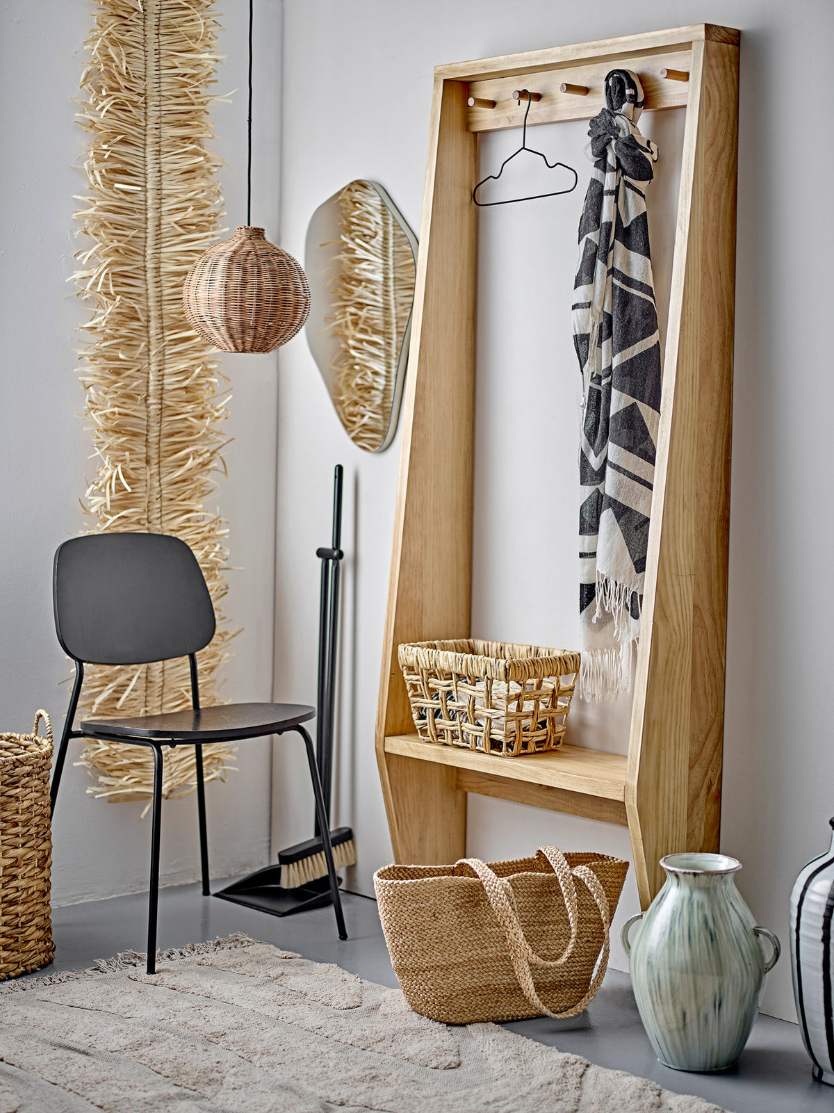 Monza Esszimmerstuhl, Schwarz, Sperrholz in Black präsentiert im Onlineshop von KAQTU Design AG. Stuhl ist von Bloomingville