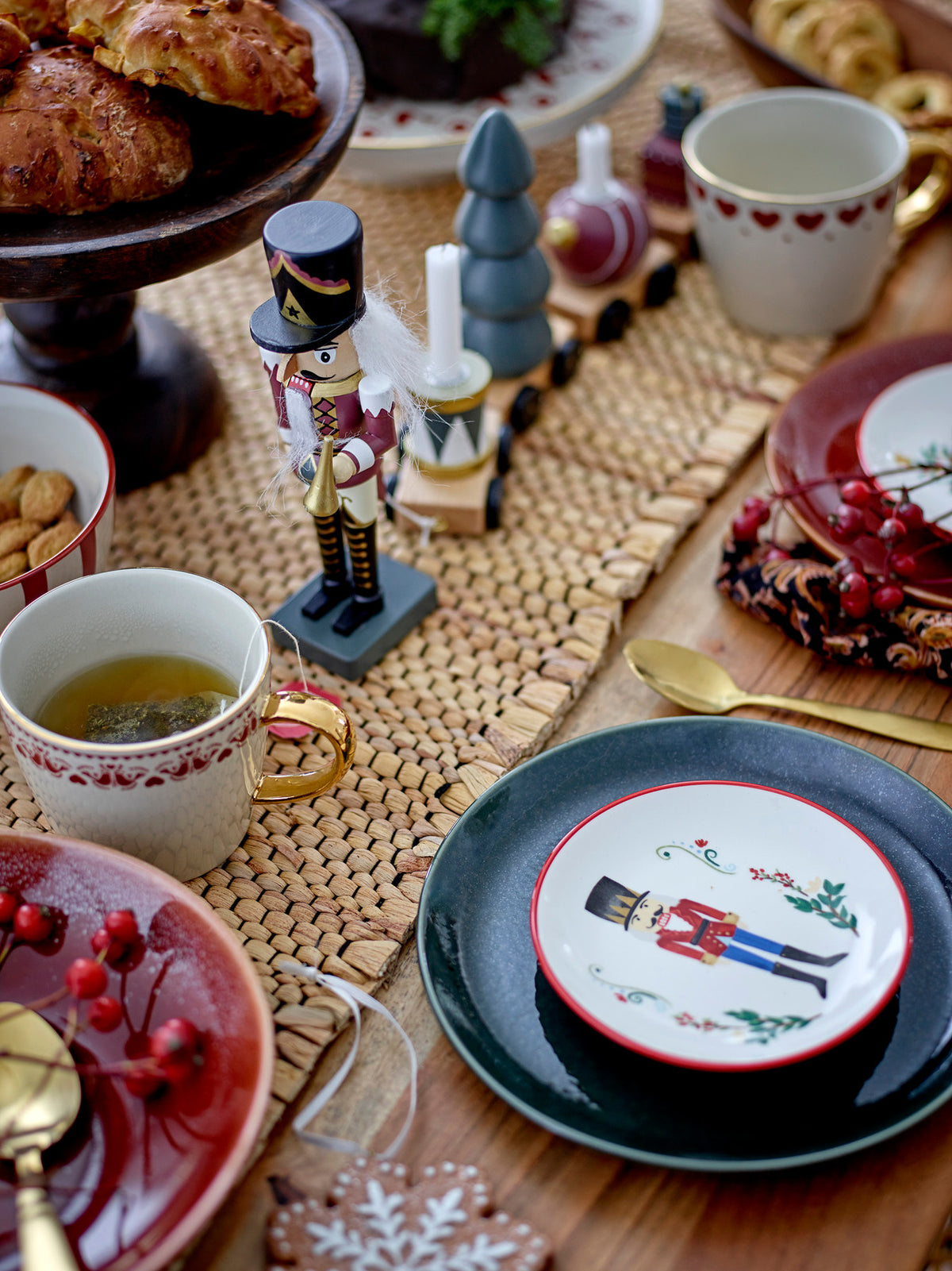 Jolly Becher, Rot, Steingut in Red präsentiert im Onlineshop von KAQTU Design AG. Tasse ist von Bloomingville