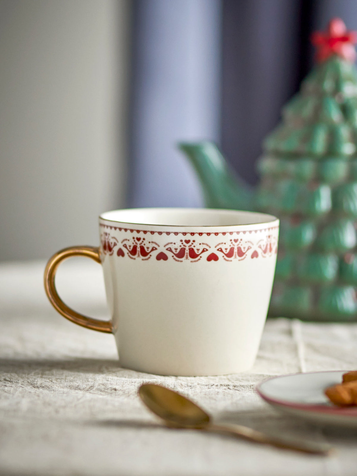 Jolly Becher, Rot, Steingut in Red präsentiert im Onlineshop von KAQTU Design AG. Tasse ist von Bloomingville