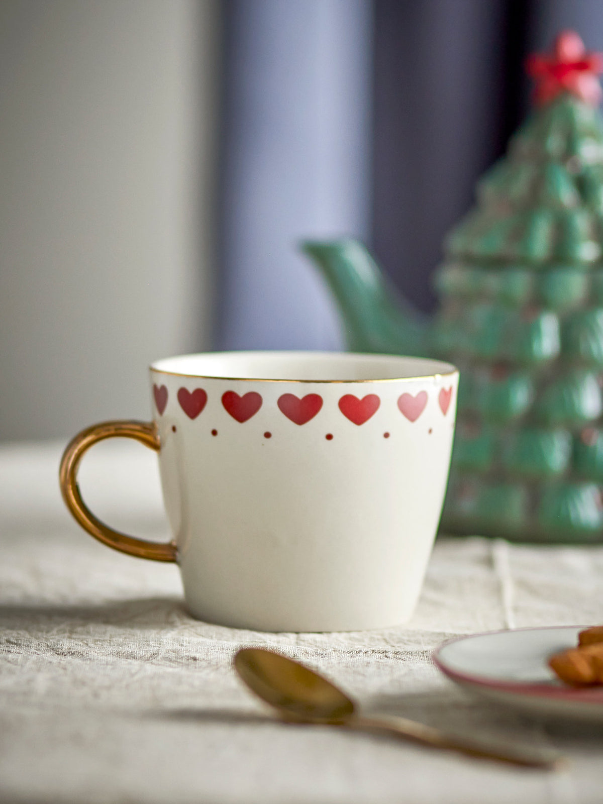 Jolly Becher, Rot, Steingut in Red präsentiert im Onlineshop von KAQTU Design AG. Tasse ist von Bloomingville