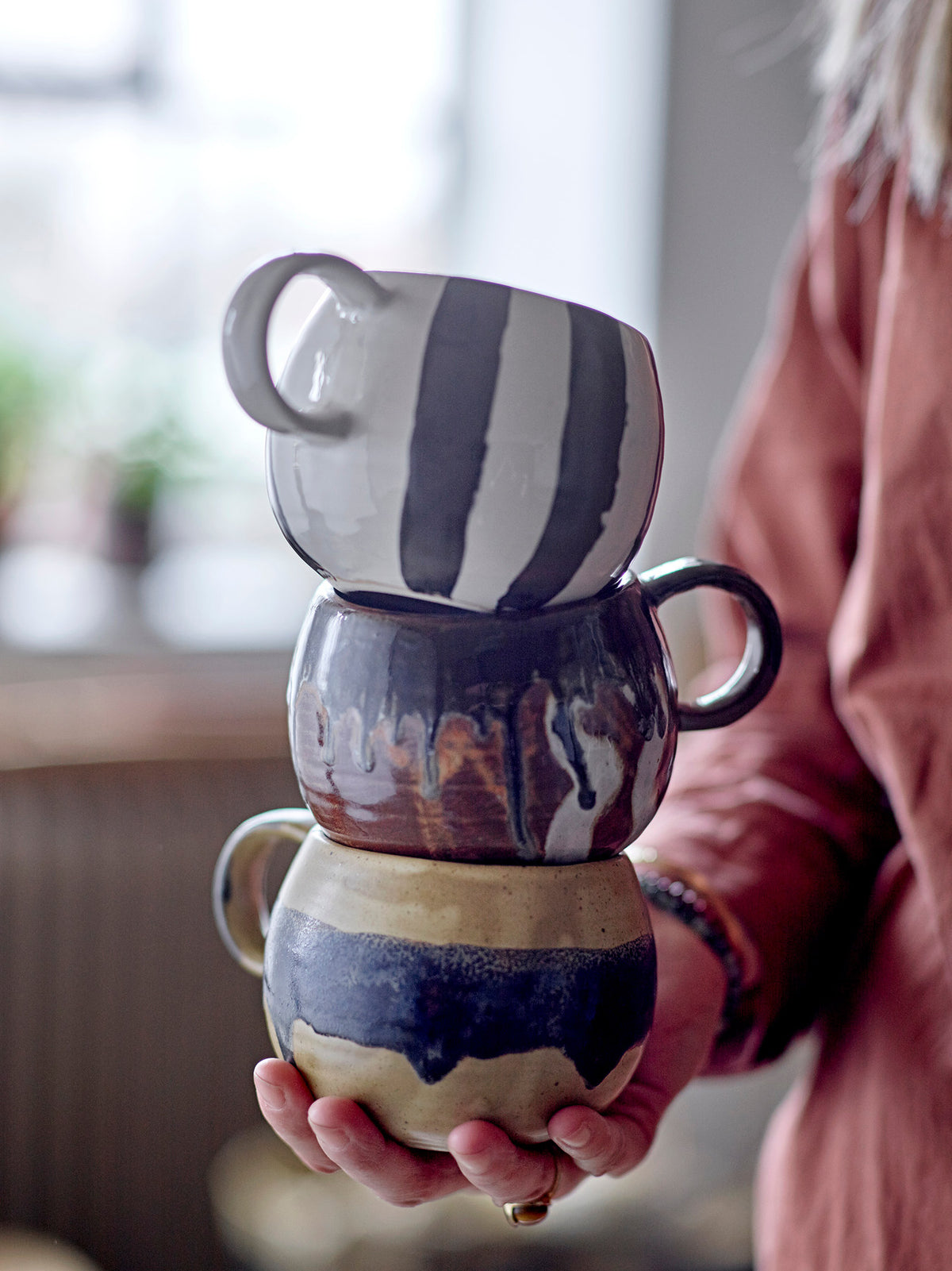 Beiger Becher aus Steingut mit breitem braunem Band in der Mitte, Serie Solange von Bloomingville, Durchmesser 11 cm, Höhe 8.5 cm