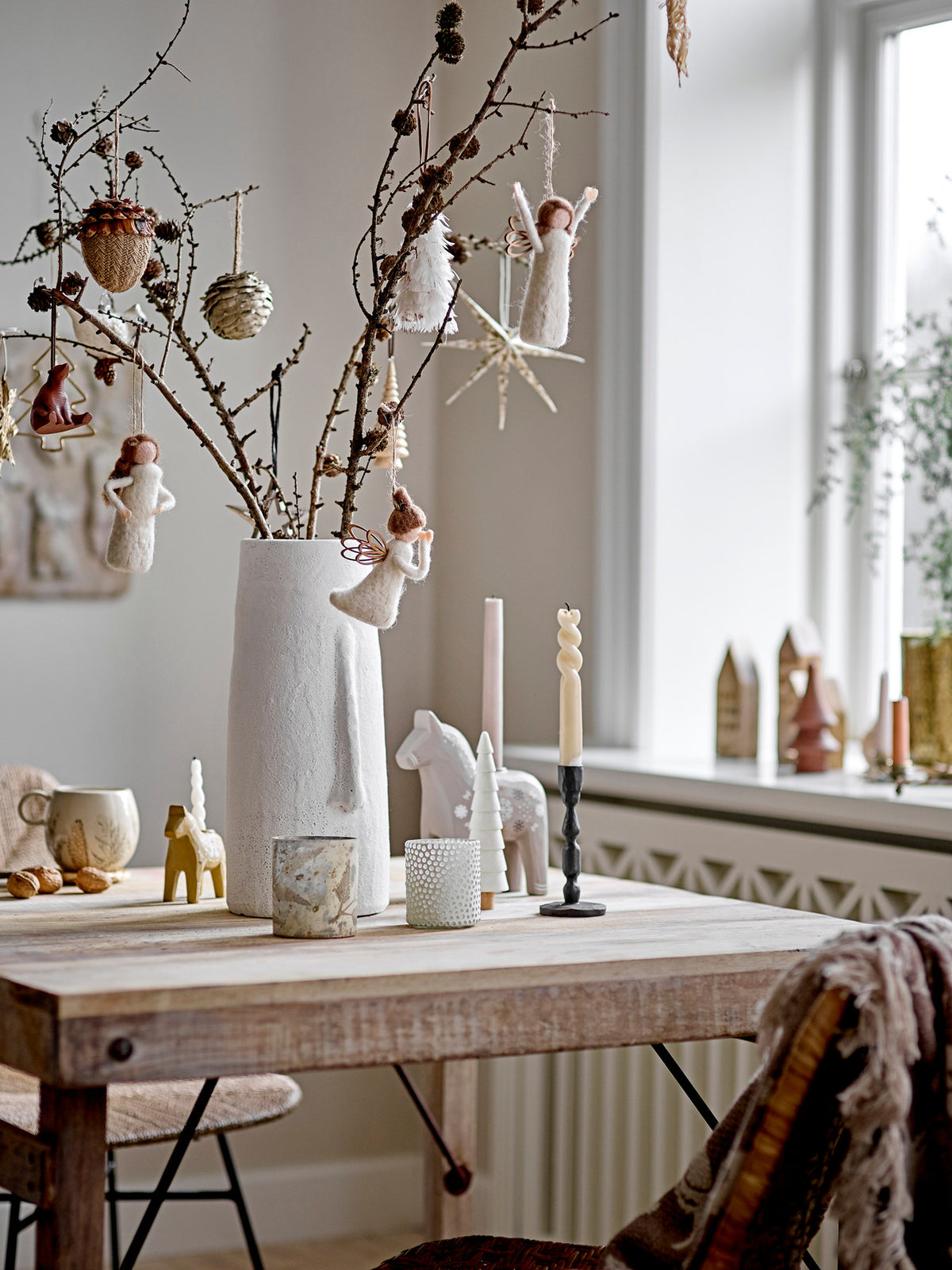 Drei weisse Pferde aus Polyresin als Kerzenständer Siffer, mit Weihnachtsmotiven verziert