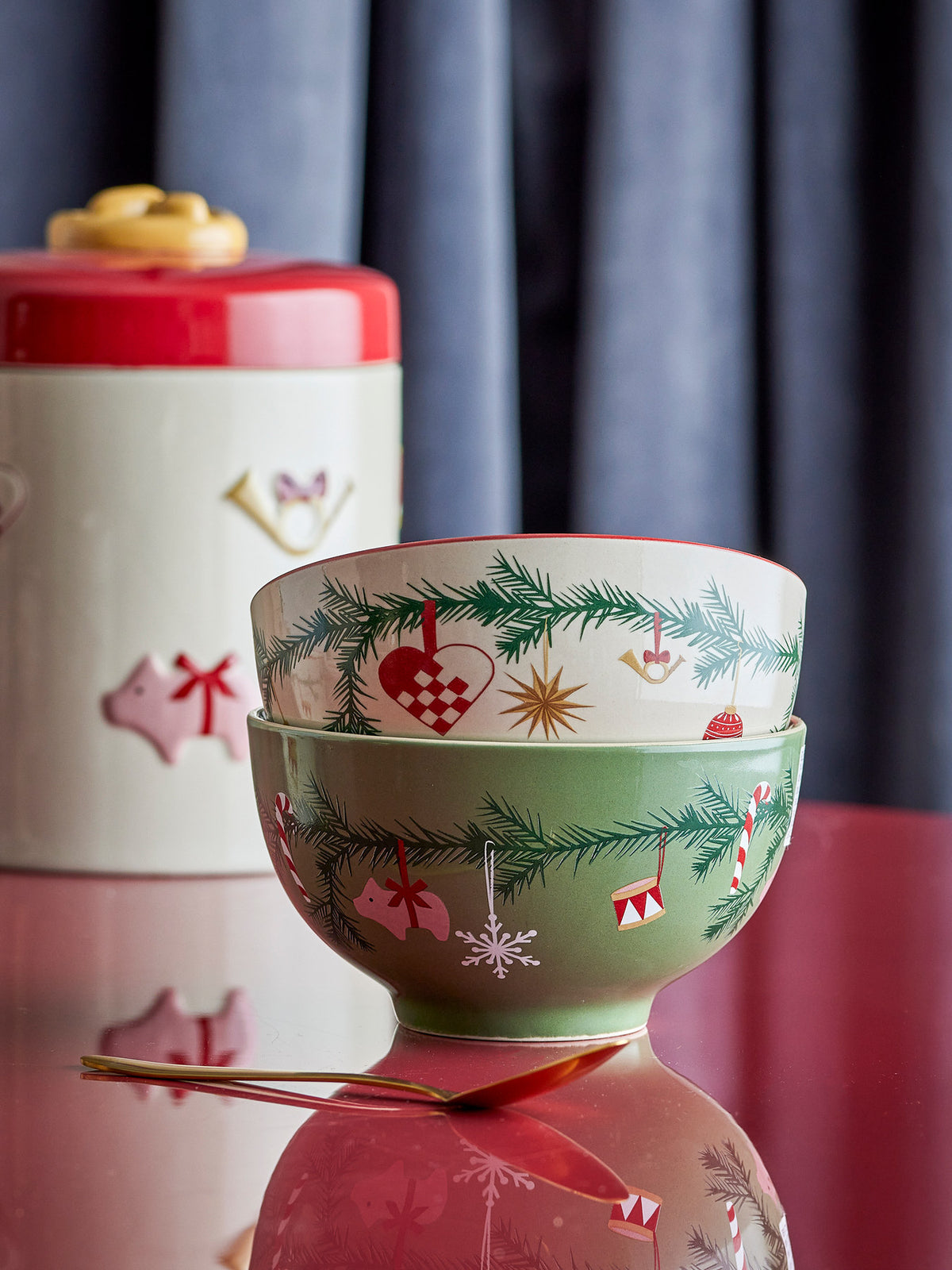 Yule Schale, Grün, Steingut in Green präsentiert im Onlineshop von KAQTU Design AG. Schale ist von Bloomingville