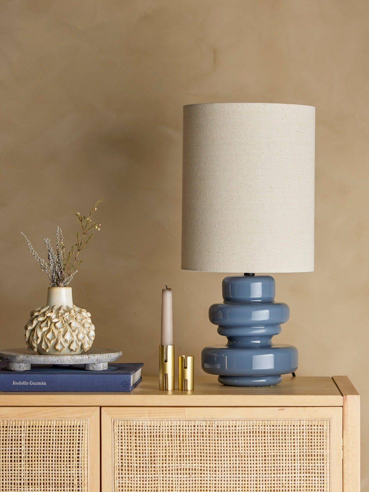 Fabiola Tischlampe, Blue, Glas in Blue präsentiert im Onlineshop von KAQTU Design AG. Tischleuchte ist von Bloomingville