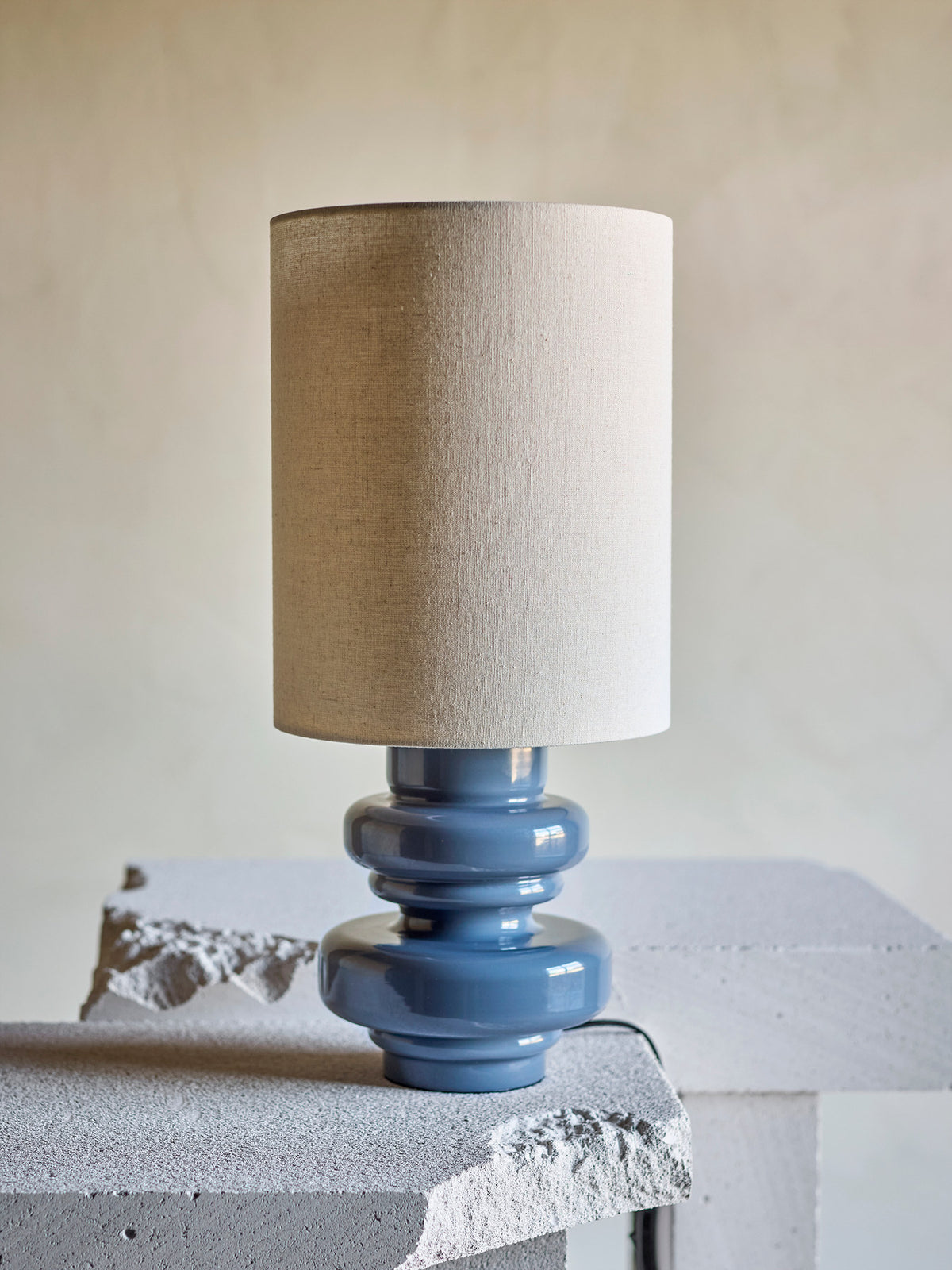 Fabiola Tischlampe, Blue, Glas in Blue präsentiert im Onlineshop von KAQTU Design AG. Tischleuchte ist von Bloomingville