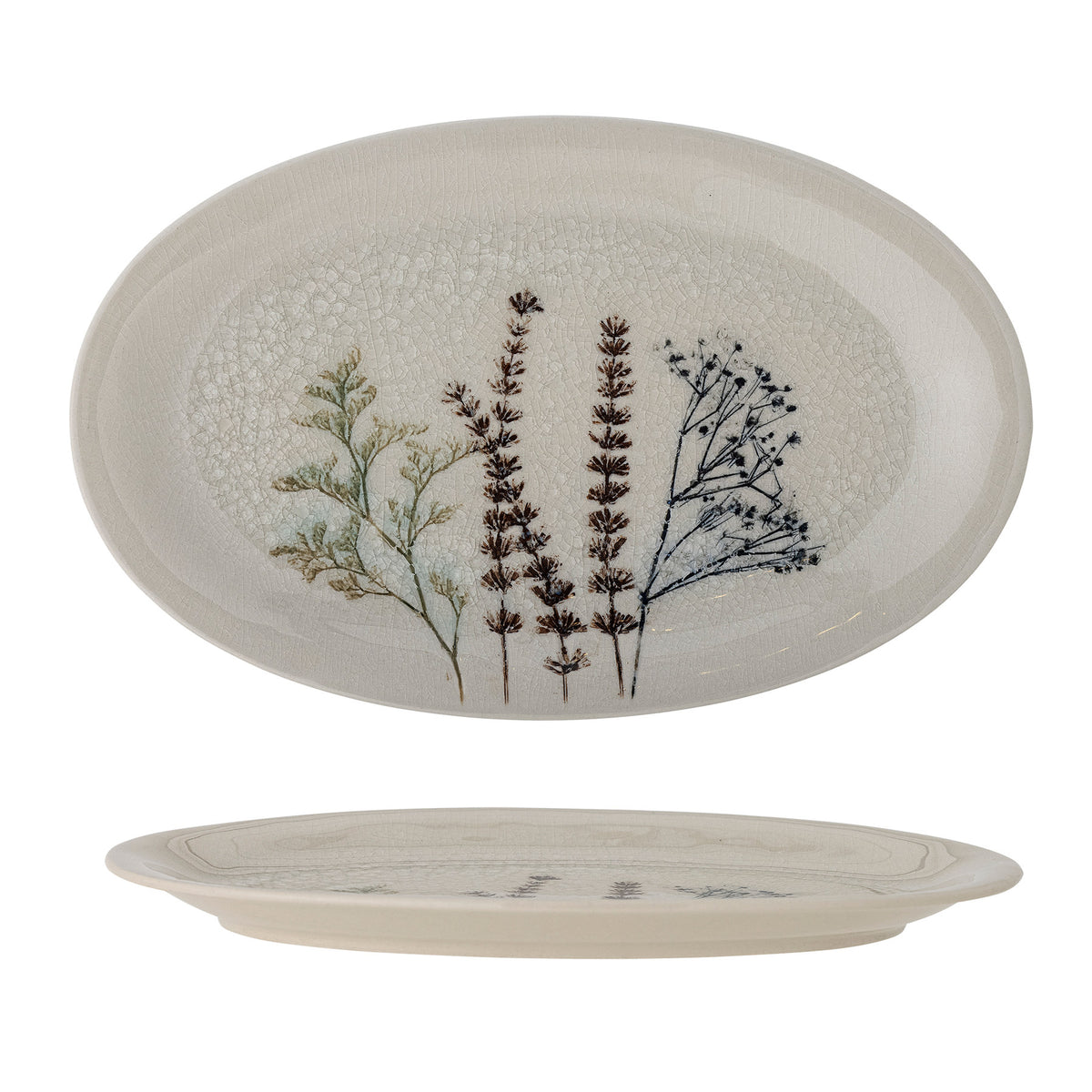 Weisse Servierplatte aus Steingut von Bloomingville mit handgestempeltem Blumenmuster und feiner Krakeleeglasur, länglich geformt.
