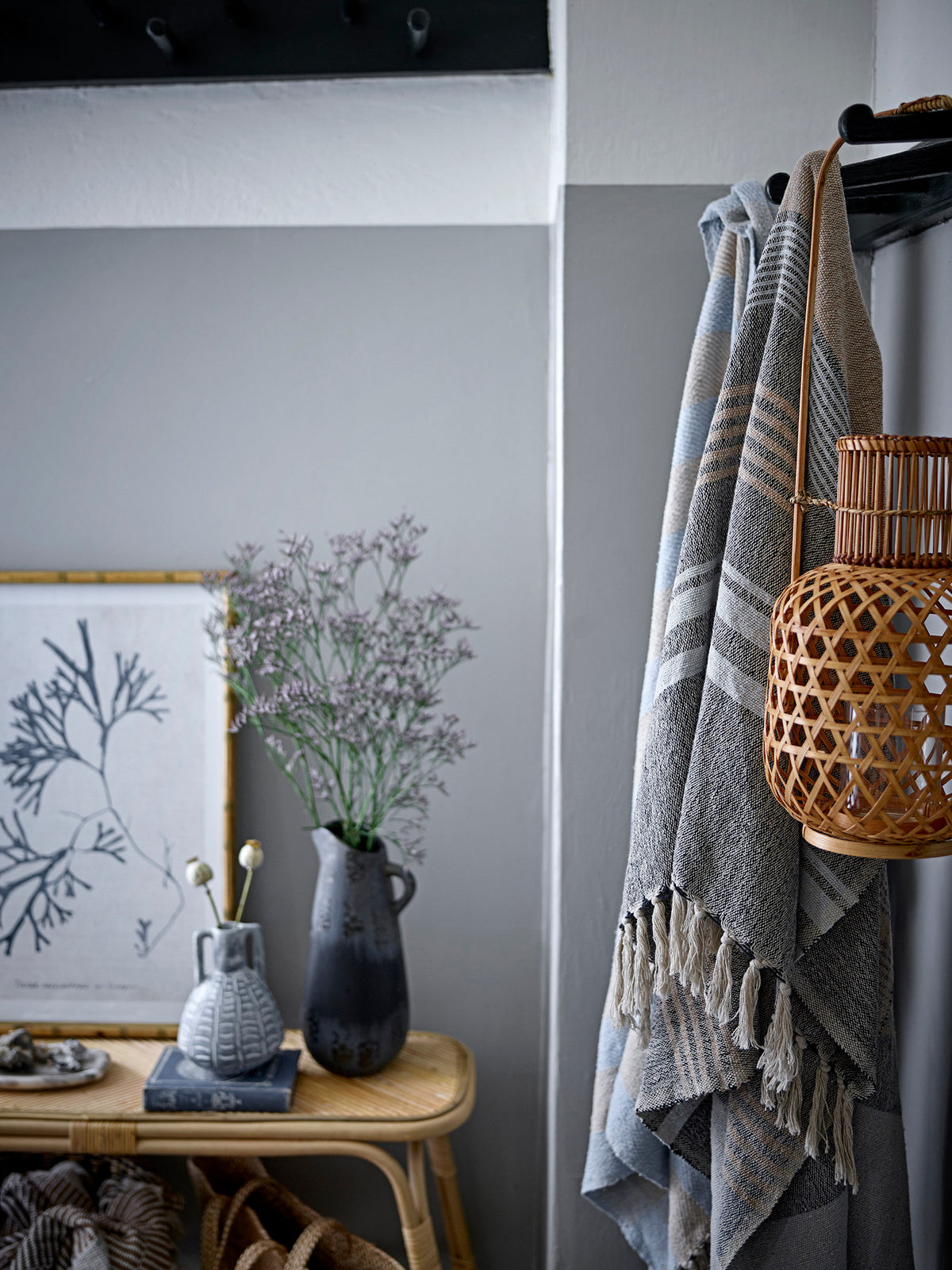 Khumo Vase, Schwarz, Steingut in Black präsentiert im Onlineshop von KAQTU Design AG. Vase ist von Creative Collection