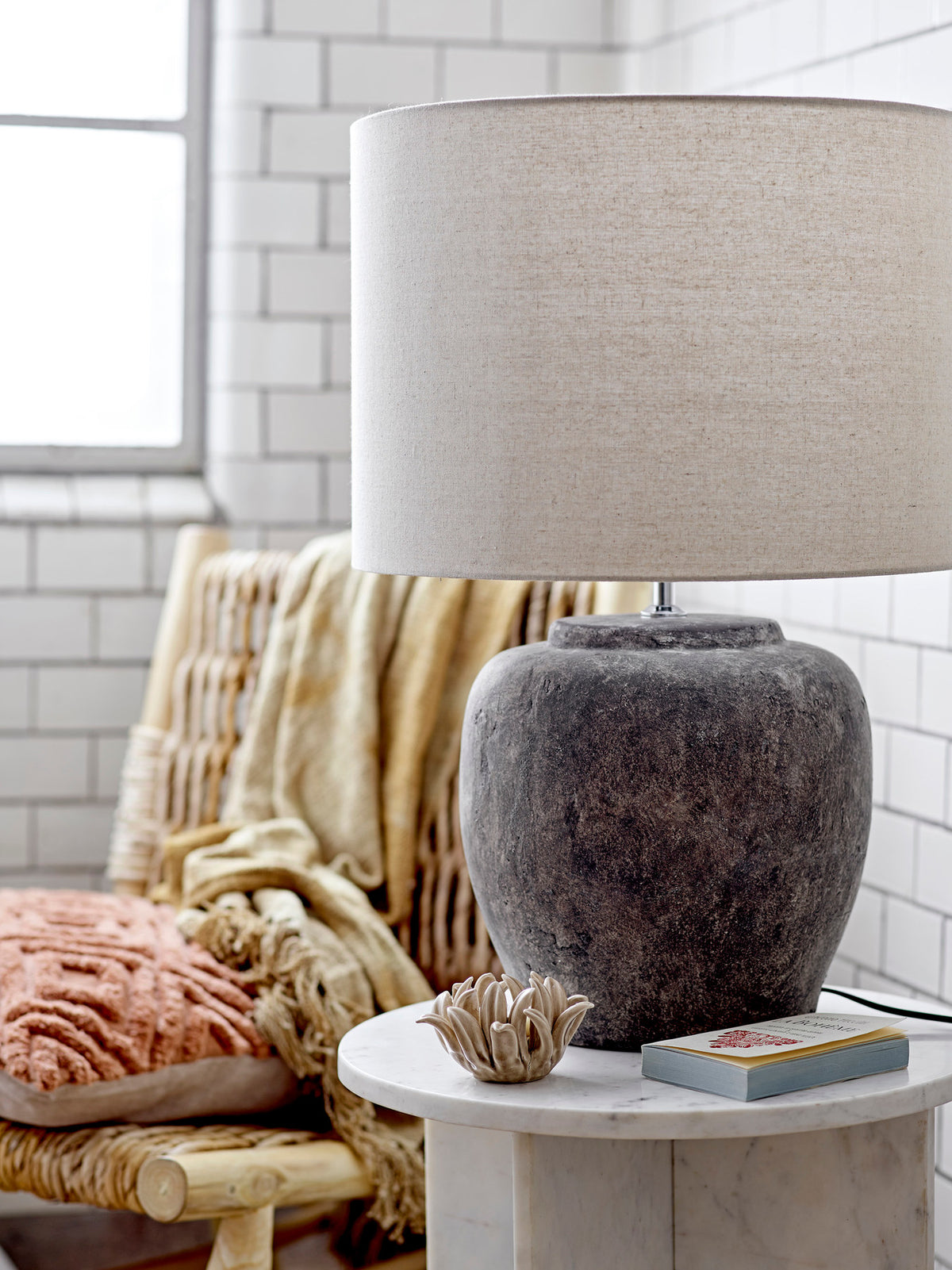 Jasmia Beistelltisch, Weiá, Marmor in White präsentiert im Onlineshop von KAQTU Design AG. Beistelltisch ist von Bloomingville