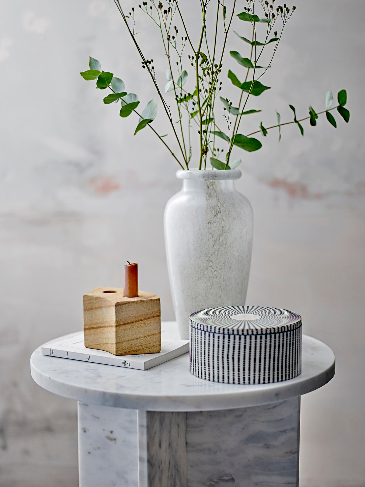 Jasmia Beistelltisch, Weiá, Marmor in White präsentiert im Onlineshop von KAQTU Design AG. Beistelltisch ist von Bloomingville