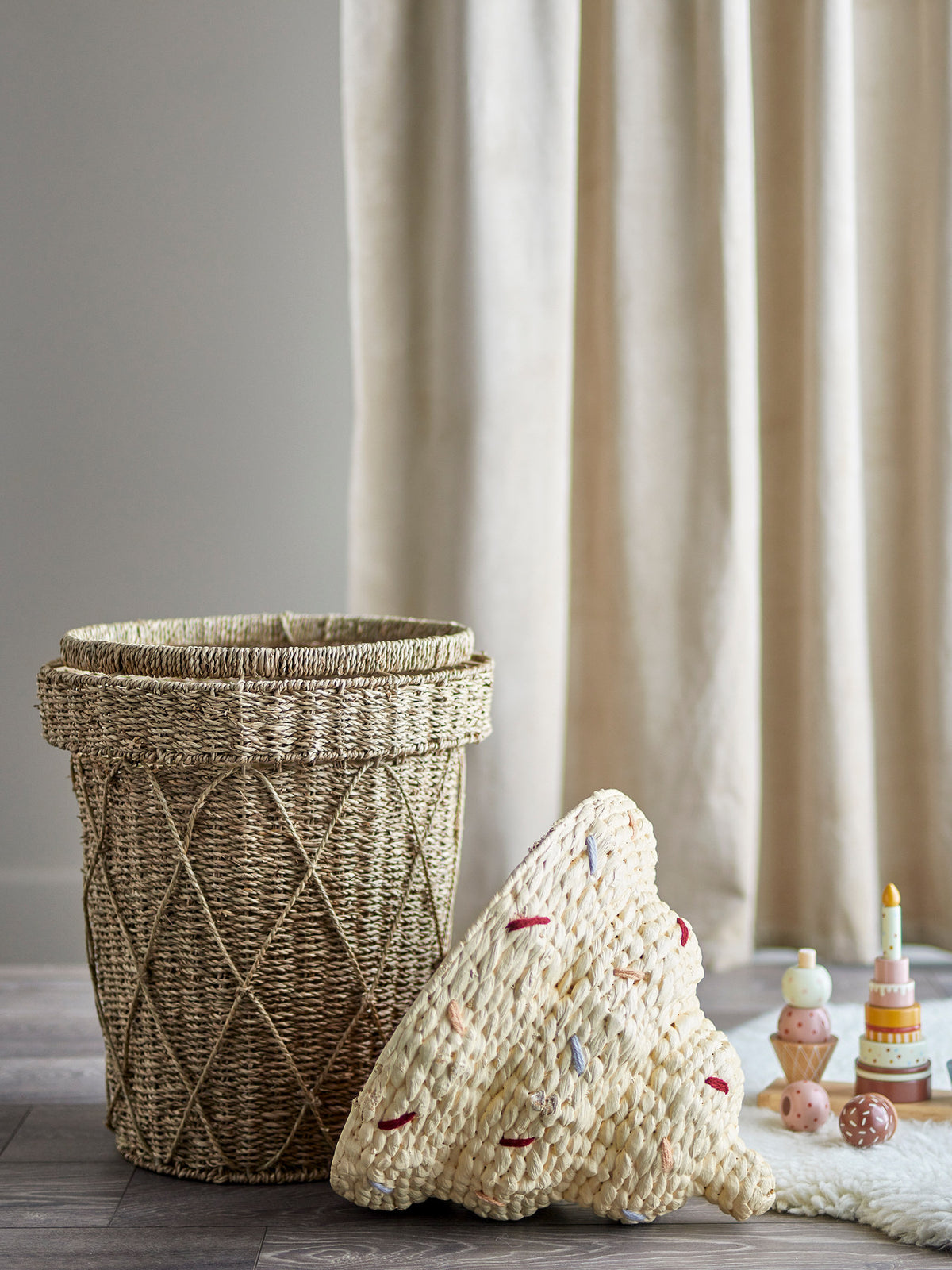 Cillie Korb mit Deckel, Natur, Wasserhyazinthe in Natur präsentiert im Onlineshop von KAQTU Design AG. Aufbewährungskörbe ist von Bloomingville Mini