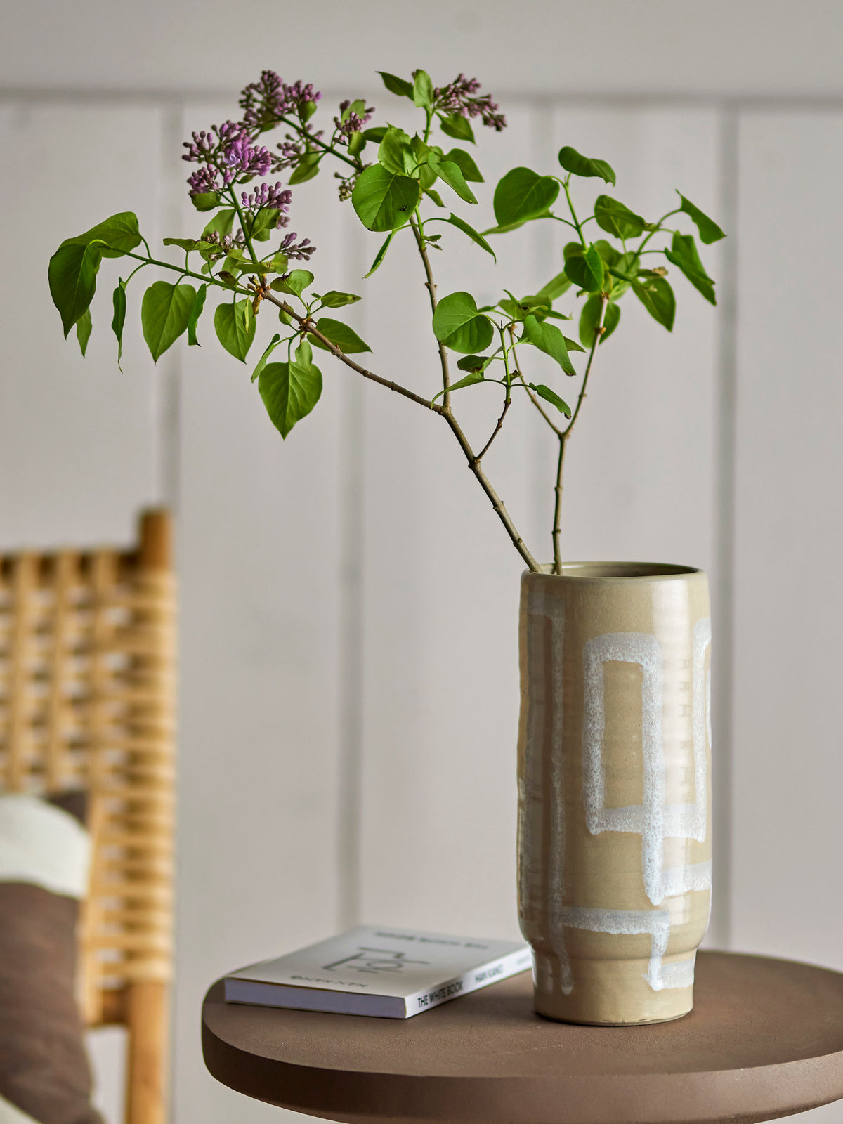 Deko-Vase Vefa von Bloomingville aus Terrakotta in Beige mit hellem Muster, handgefertigte Verzierung, schlanke runde Form, Höhe 28.5 cm.