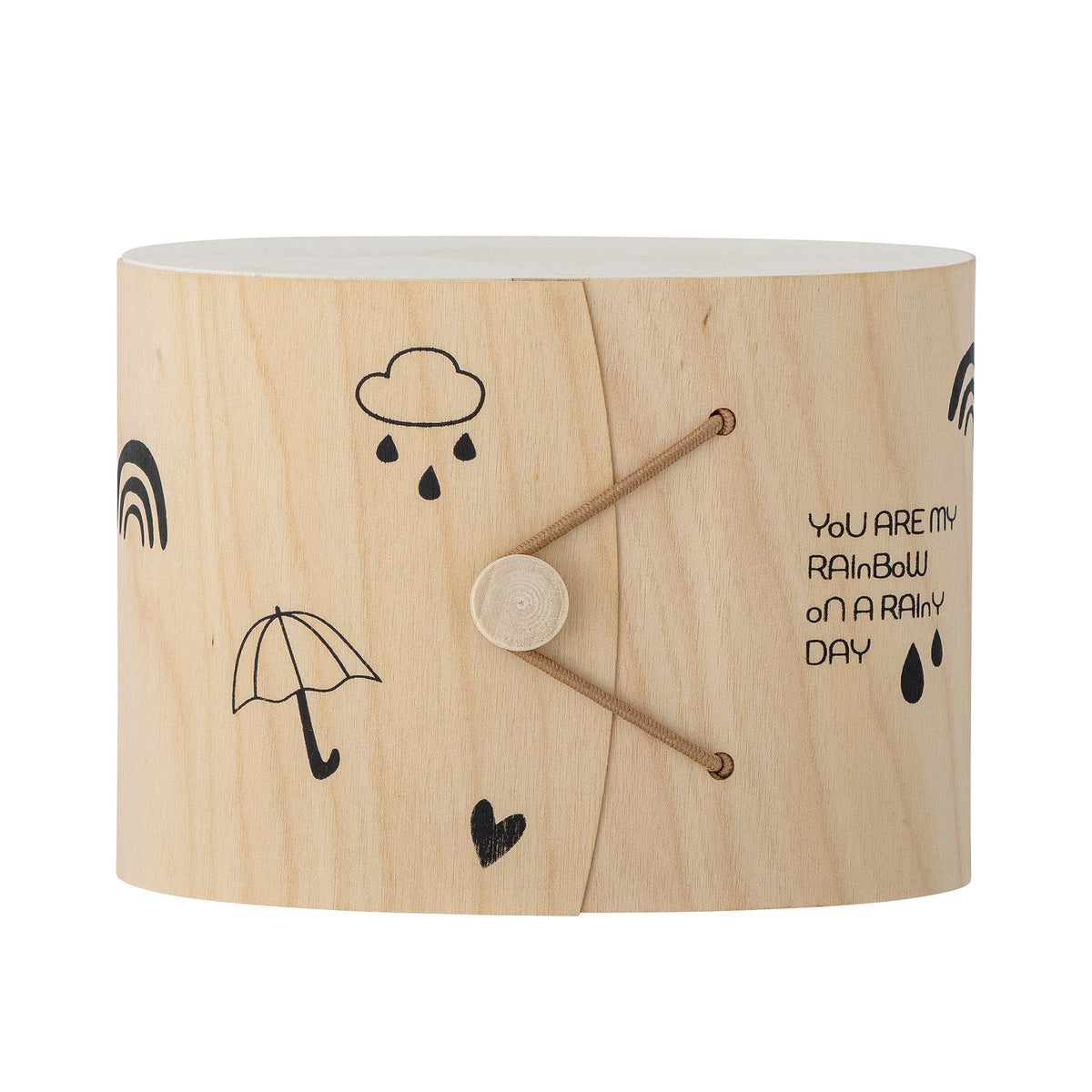 Weisse Tasse aus Steingut mit Regenbogen-Griff und Schriftzug, handbemalt, von Bloomingville Mini, Serie Cloudy, im Boho-Chic-Stil