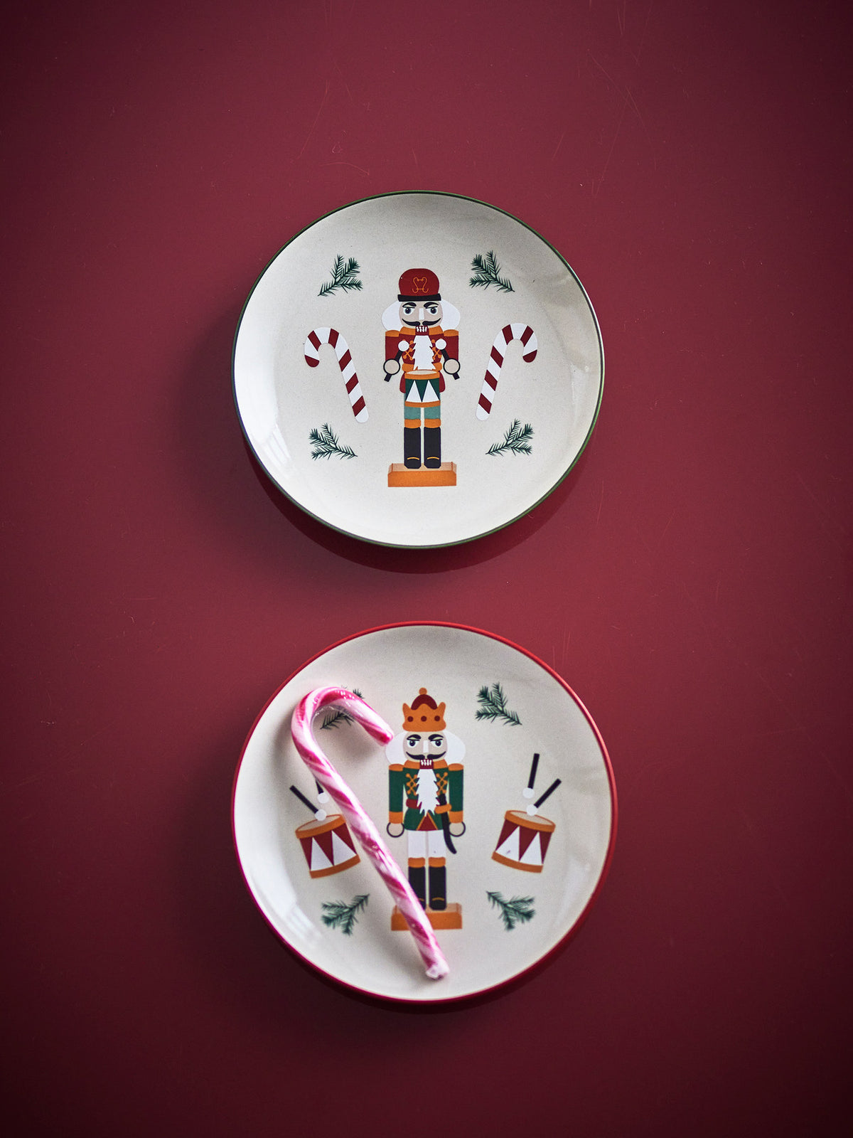Jolly Teller, Rot, Steingut in Red präsentiert im Onlineshop von KAQTU Design AG. Teller ist von Bloomingville