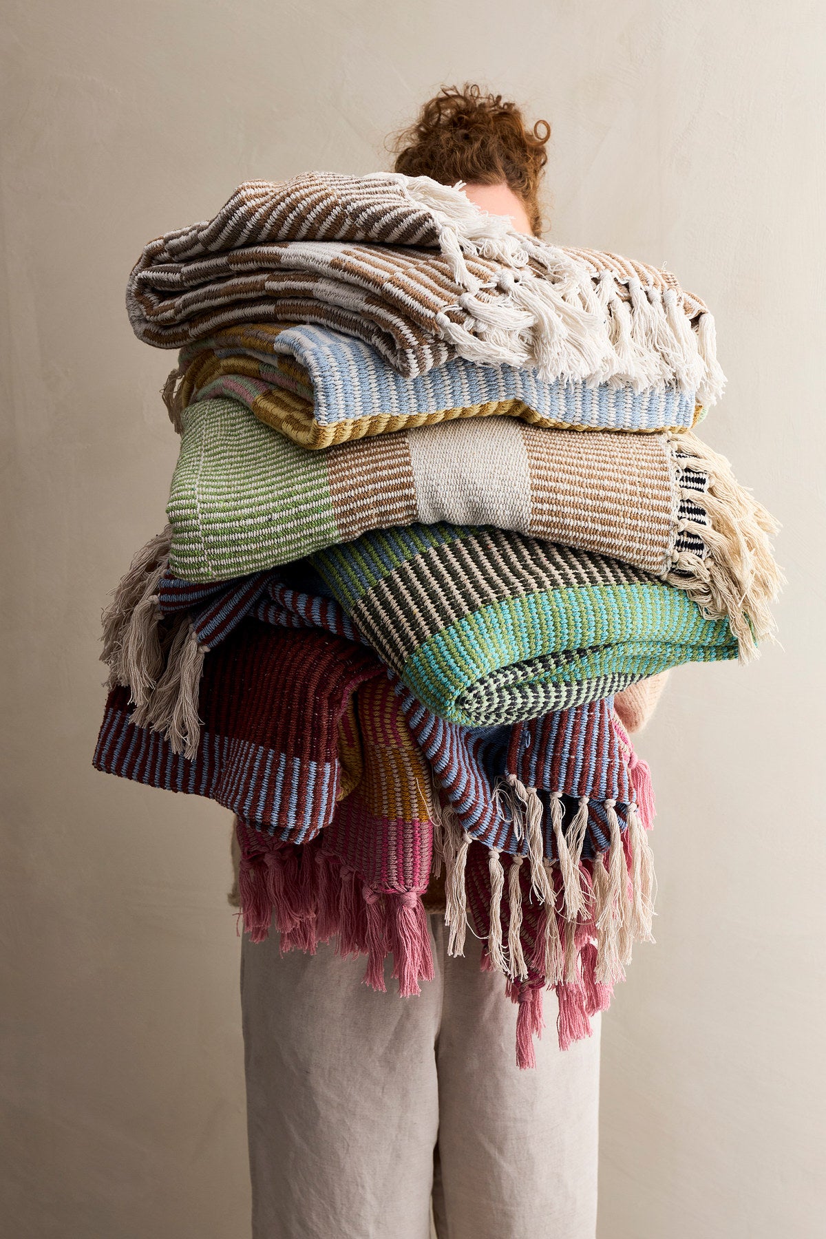 Bunte Wolldecke Isnel von Creative Collection aus Mischfasern, geflochtene Oberfläche, garngefärbtes Muster im Boho Chic Stil, 160x130 cm.