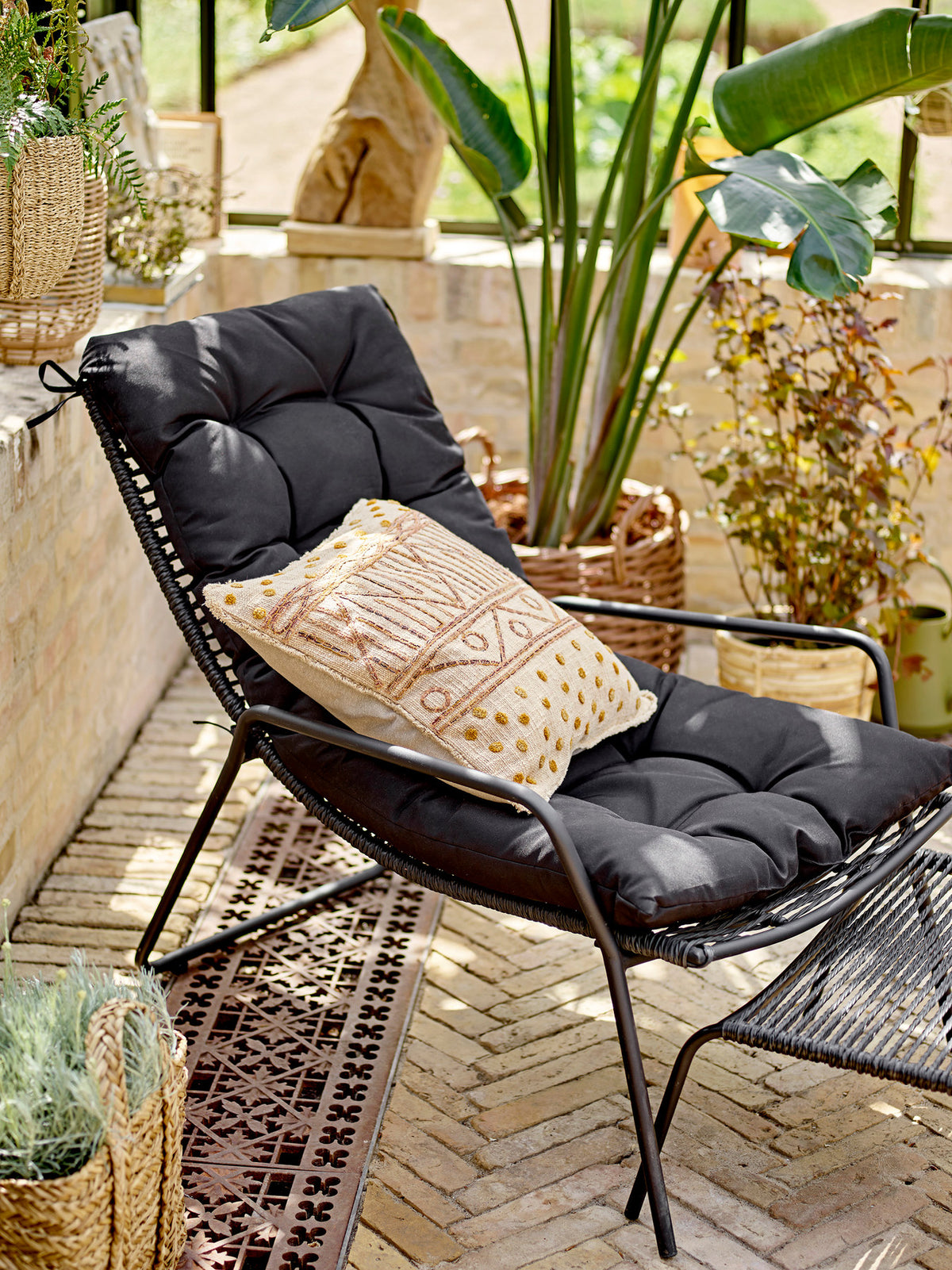 Boel Liegestuhl, Schwarz, Metall in Black präsentiert im Onlineshop von KAQTU Design AG. Outdoor-Sessel mit Armlehnen ist von Bloomingville