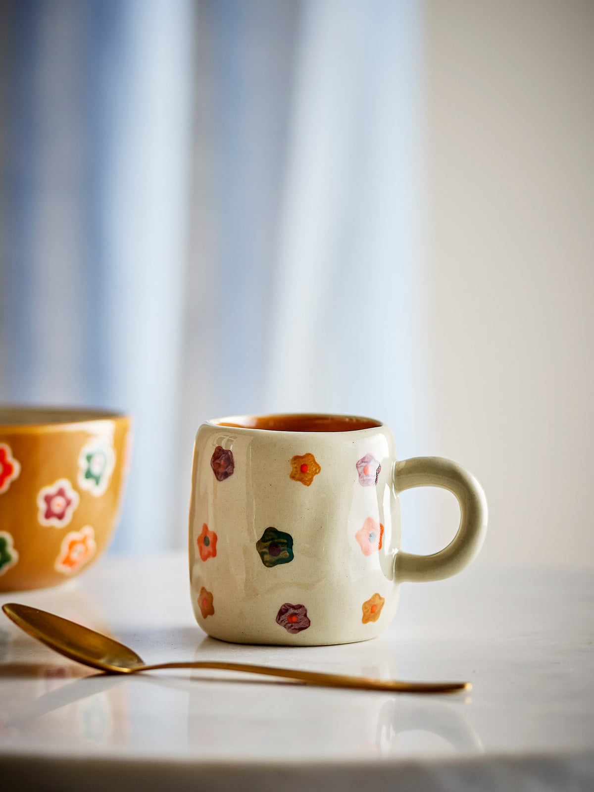 Addy Tasse, Natur, Steingut in Nature präsentiert im Onlineshop von KAQTU Design AG. Tasse ist von Bloomingville Mini