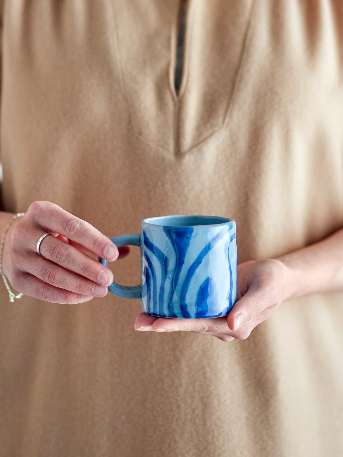 Ninka Becher, Blue, Steingut in Blue präsentiert im Onlineshop von KAQTU Design AG. Tasse ist von Bloomingville