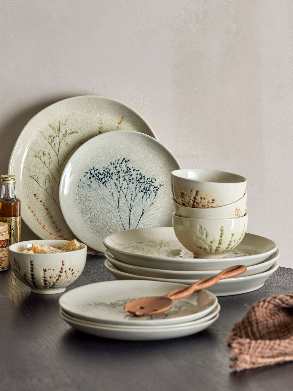 Bea Geschirrset aus weissem Steinzeug von Bloomingville mit Krakeleeglasur und handgemaltem Blumenmuster, bestehend aus Schalen und Tellern