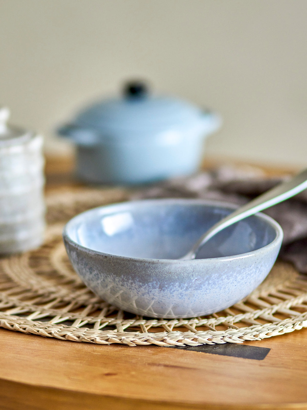 Paula Schale, Blue, Steingut in Blau präsentiert im Onlineshop von KAQTU Design AG. Schale ist von Bloomingville
