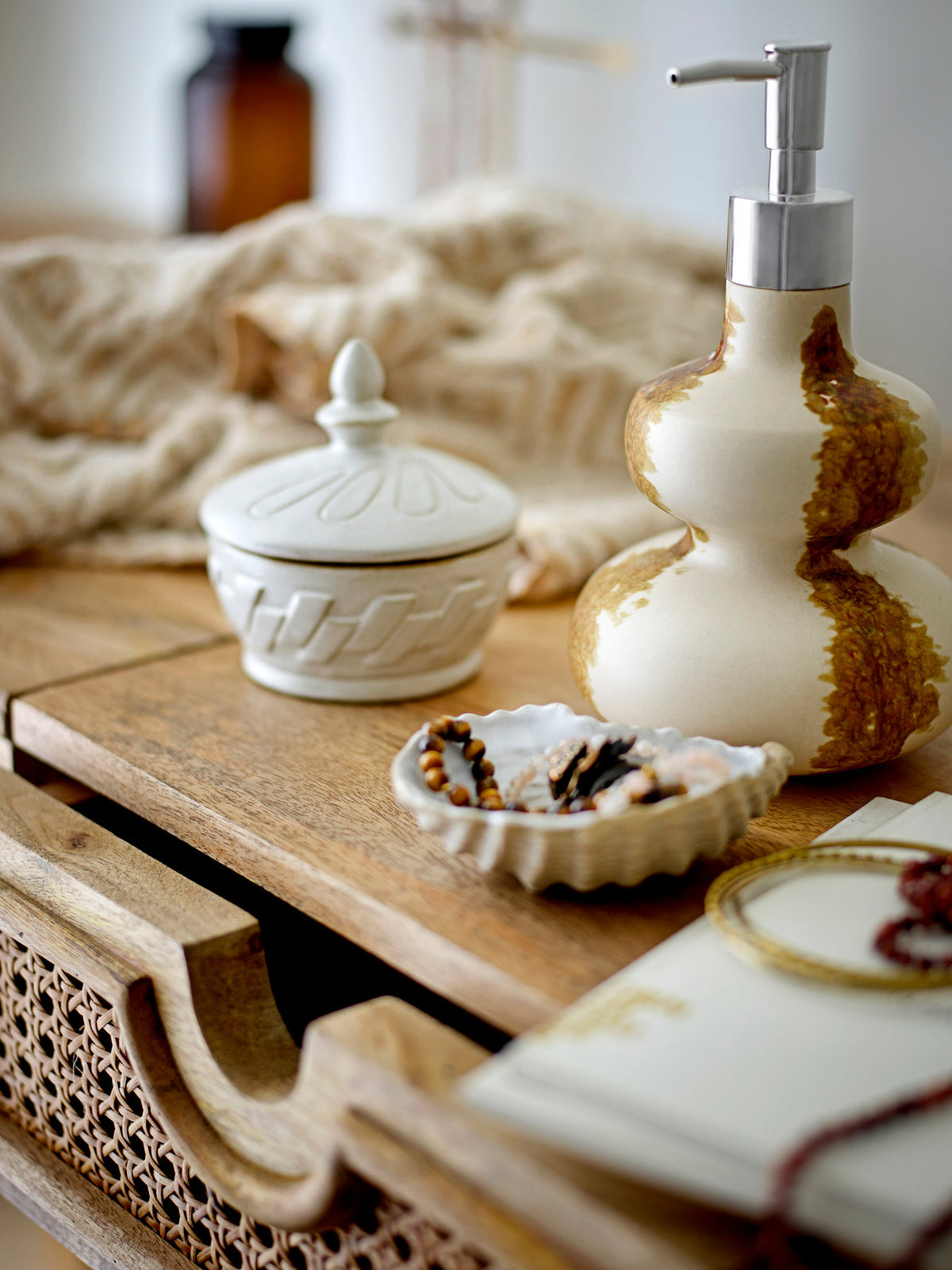 Pauline Gefäss mit Deckel, Natur, Steingut in Natur präsentiert im Onlineshop von KAQTU Design AG. Wasserkrüge ist von Bloomingville