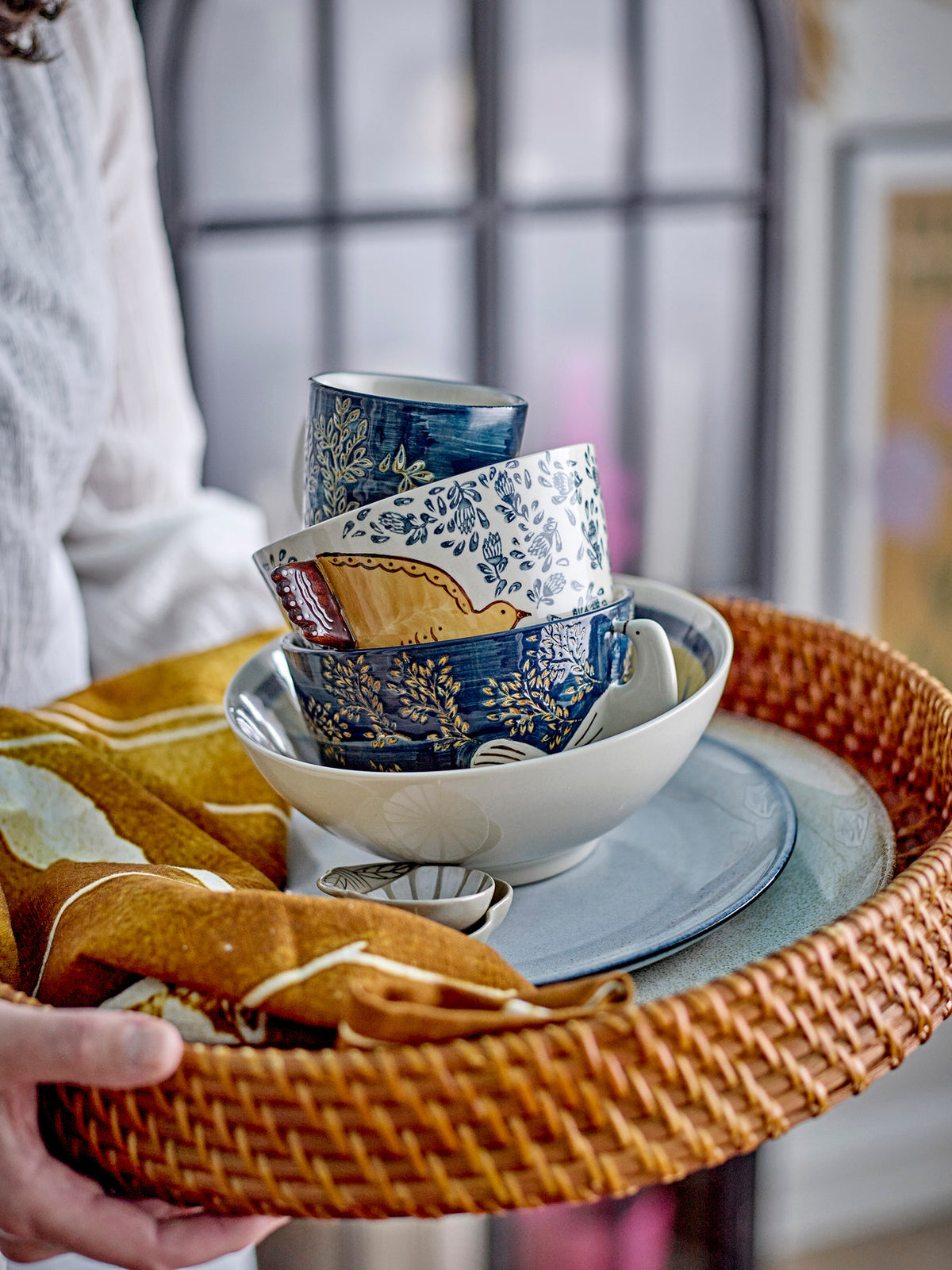 Runde Schale aus Steingut in Beige mit handverzierten Vogel- und Blumenmotiven in Blau- und Brauntönen, Modell Hezha von Bloomingville