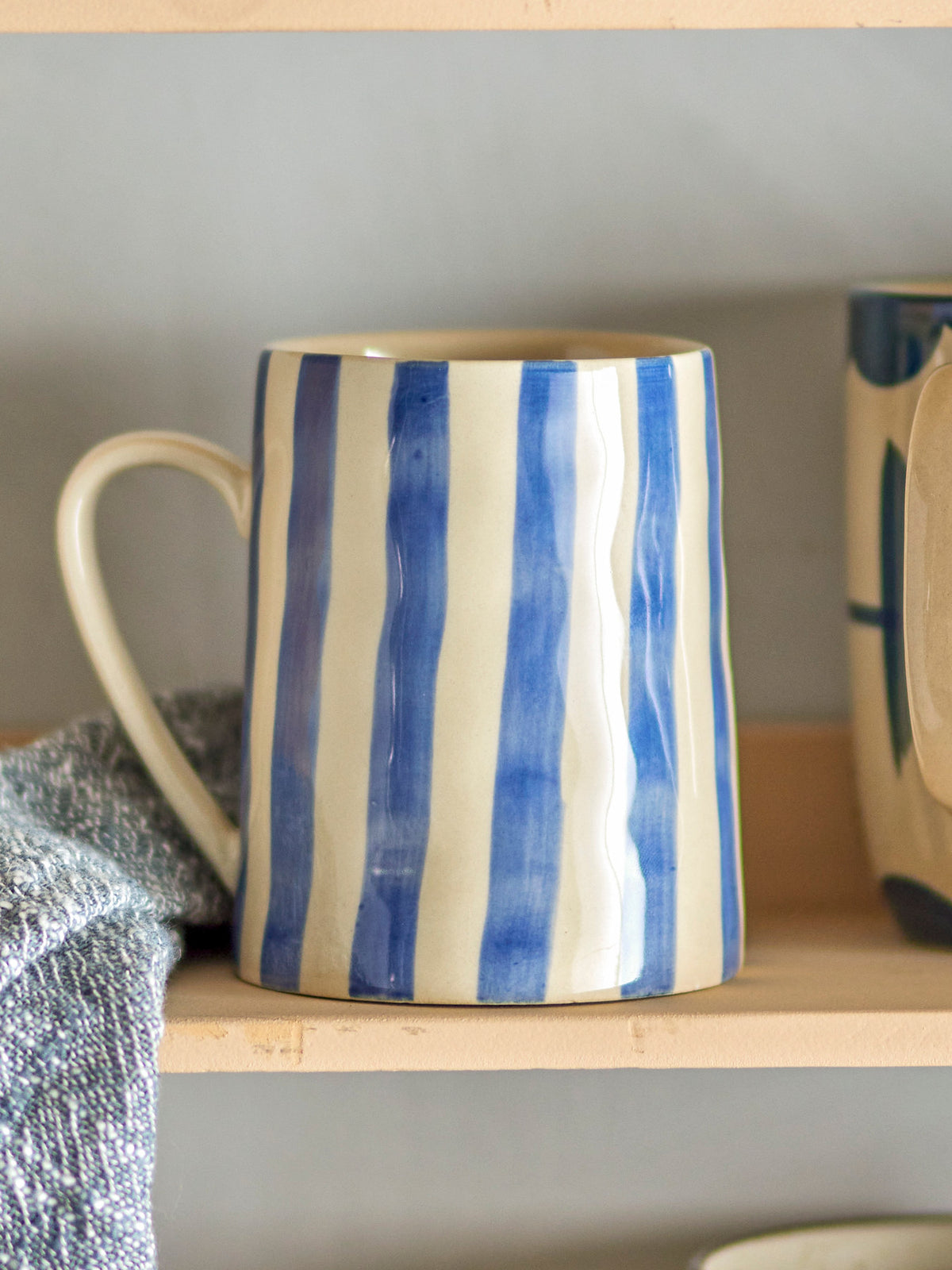Begonia Becher, Blue, Steingut in Blau präsentiert im Onlineshop von KAQTU Design AG. Tasse ist von Creative Collection
