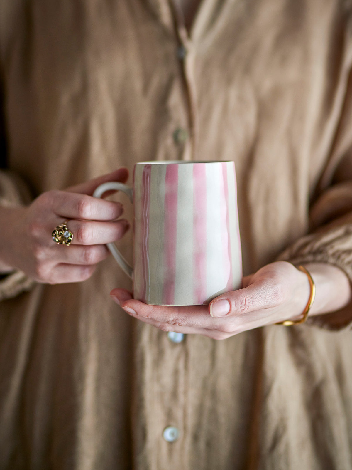 Begonia Becher, Rose, Steingut in Rose präsentiert im Onlineshop von KAQTU Design AG. Tasse ist von Creative Collection