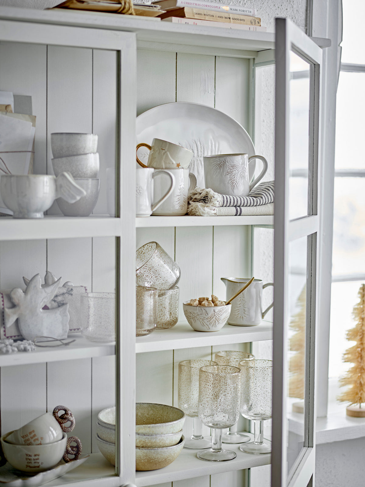 Winter Servierplatte, Natur, Steingut in Natur präsentiert im Onlineshop von KAQTU Design AG. Platte ist von Bloomingville