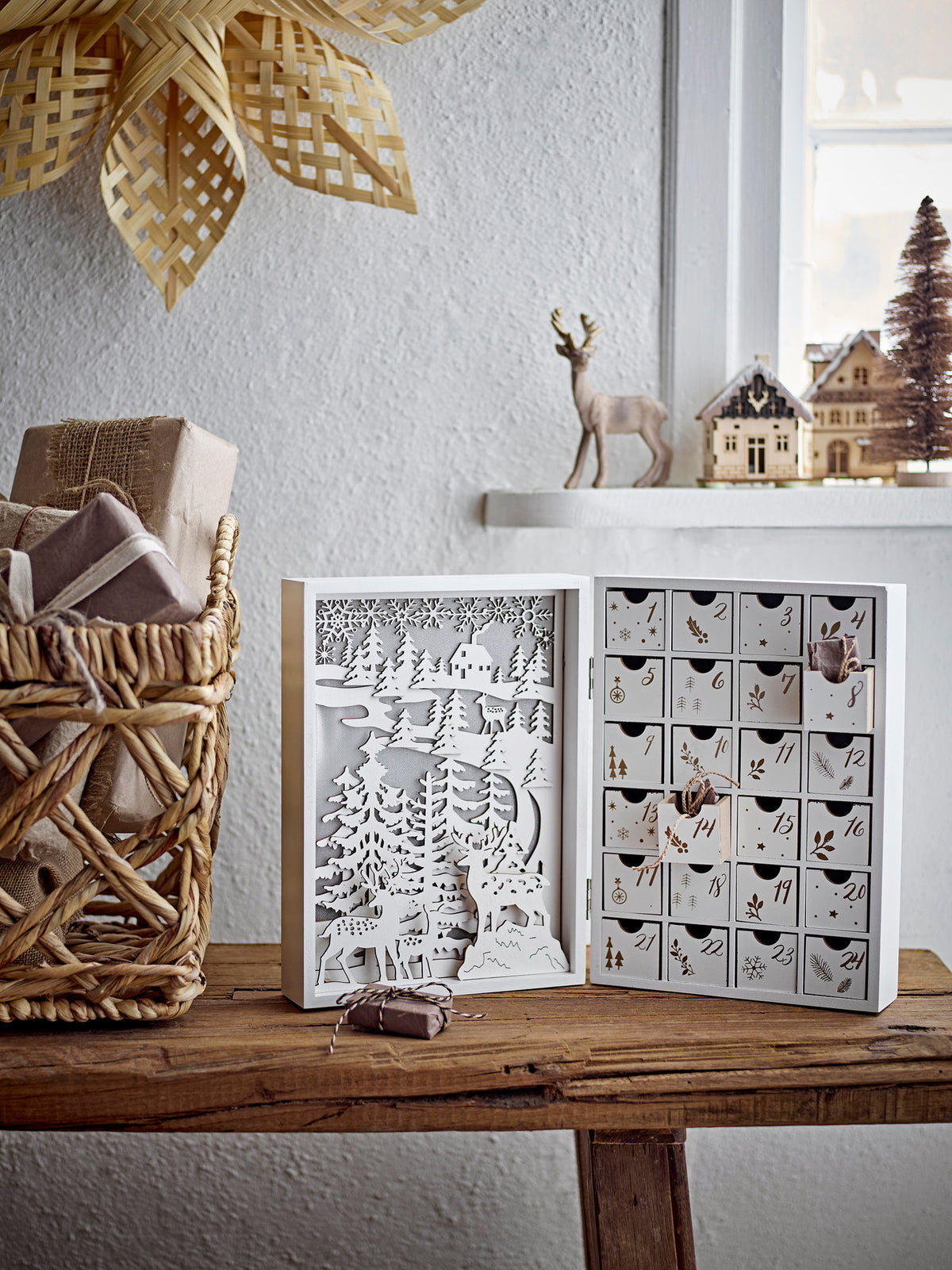 Elimar Kalender mit Licht, Weiss, Sperrholz in Weiss präsentiert im Onlineshop von KAQTU Design AG. Kunstgegenstände ist von Bloomingville