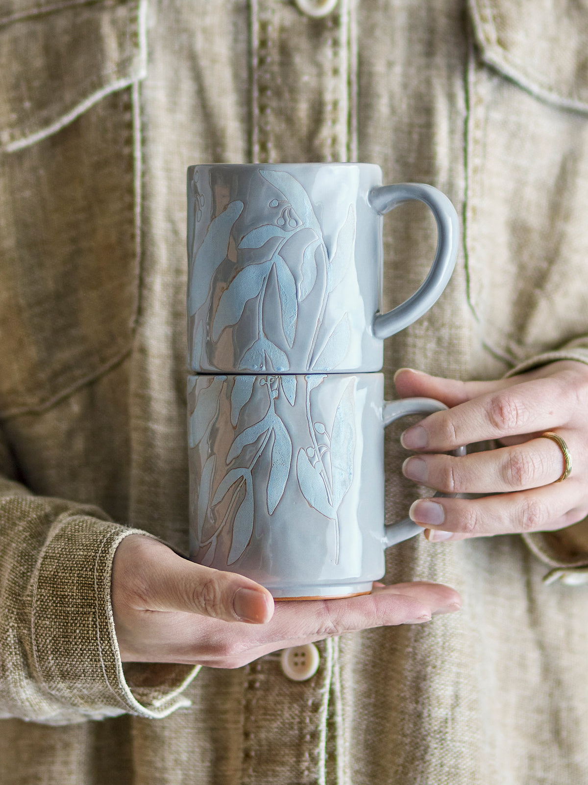 Aurora Becher, Grau, Steingut in Grau präsentiert im Onlineshop von KAQTU Design AG. Tasse ist von Bloomingville
