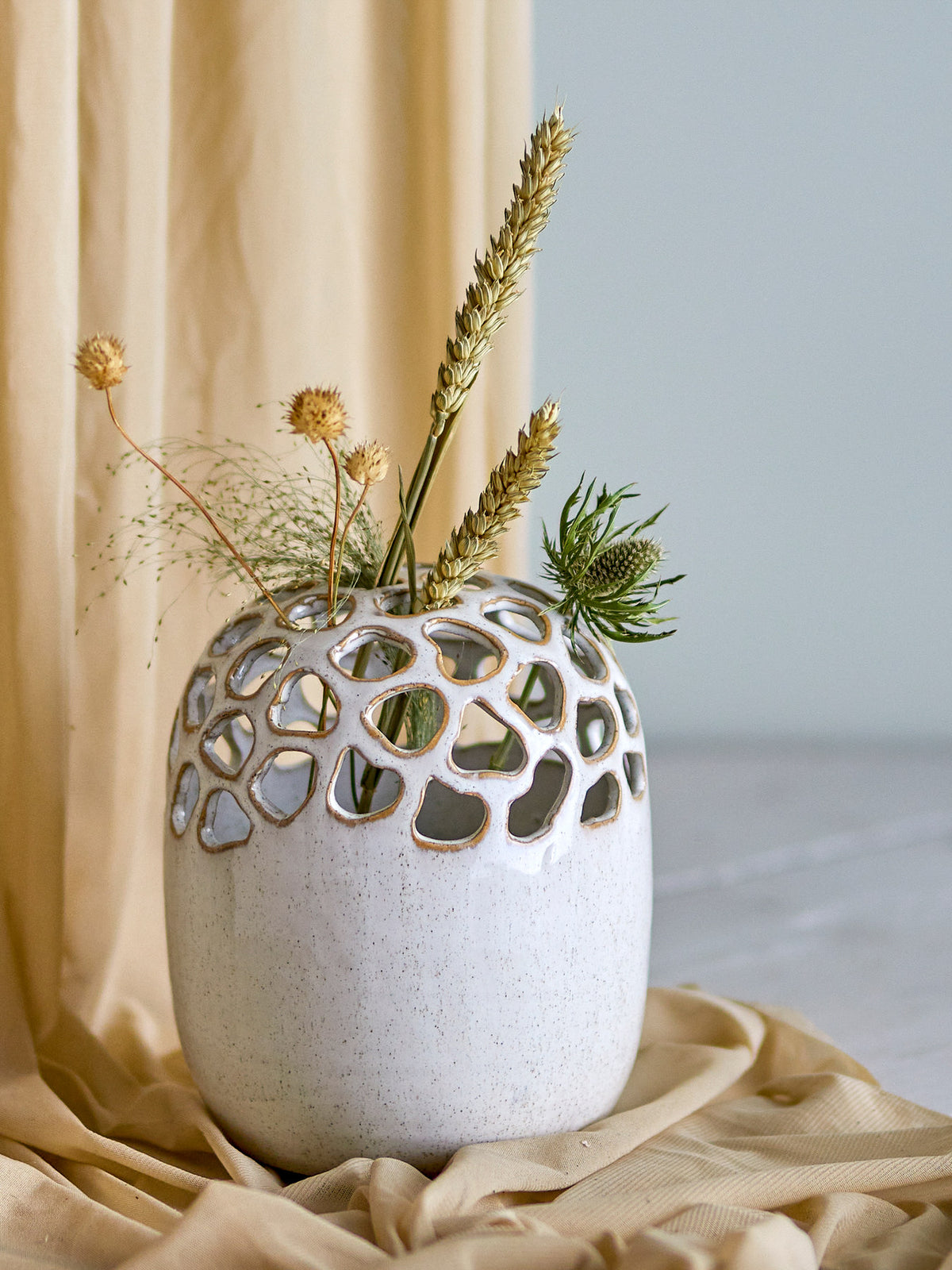 Beige Steingut-Vase Elissa von Bloomingville mit markantem Gittermuster und gesprenkeltem Finish, Durchmesser 16 cm, Höhe 19 cm