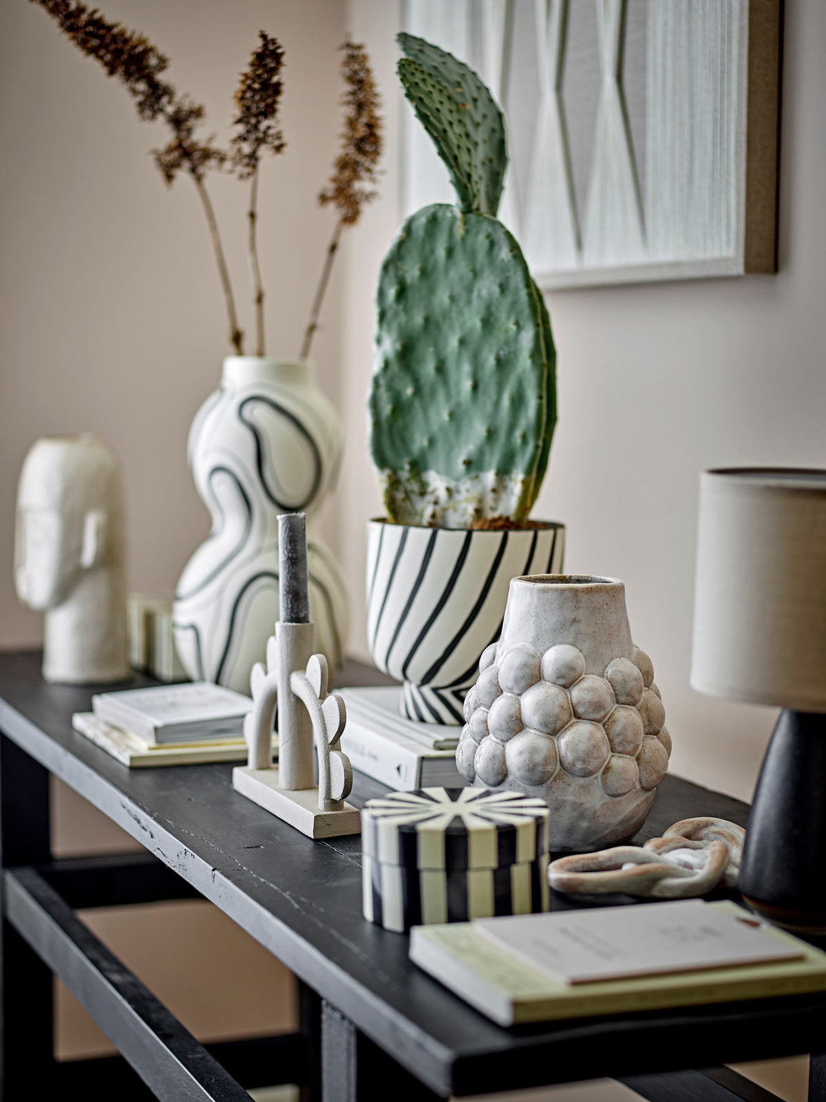 Weisse Poldor Vase aus Steingut von Bloomingville mit glänzender Glasur, schlichte runde Form, D15 x H19 cm, auf neutralem Hintergrund.