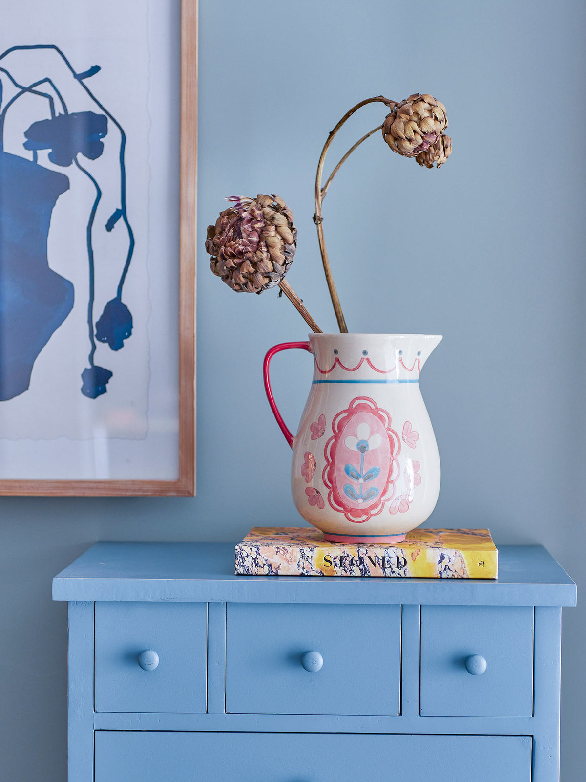 Weisser Wasserkrug aus Steingut mit Blumenmotiv in Pink und Blau, rosa Griff, handdekoriert, Modell Odina von Bloomingville