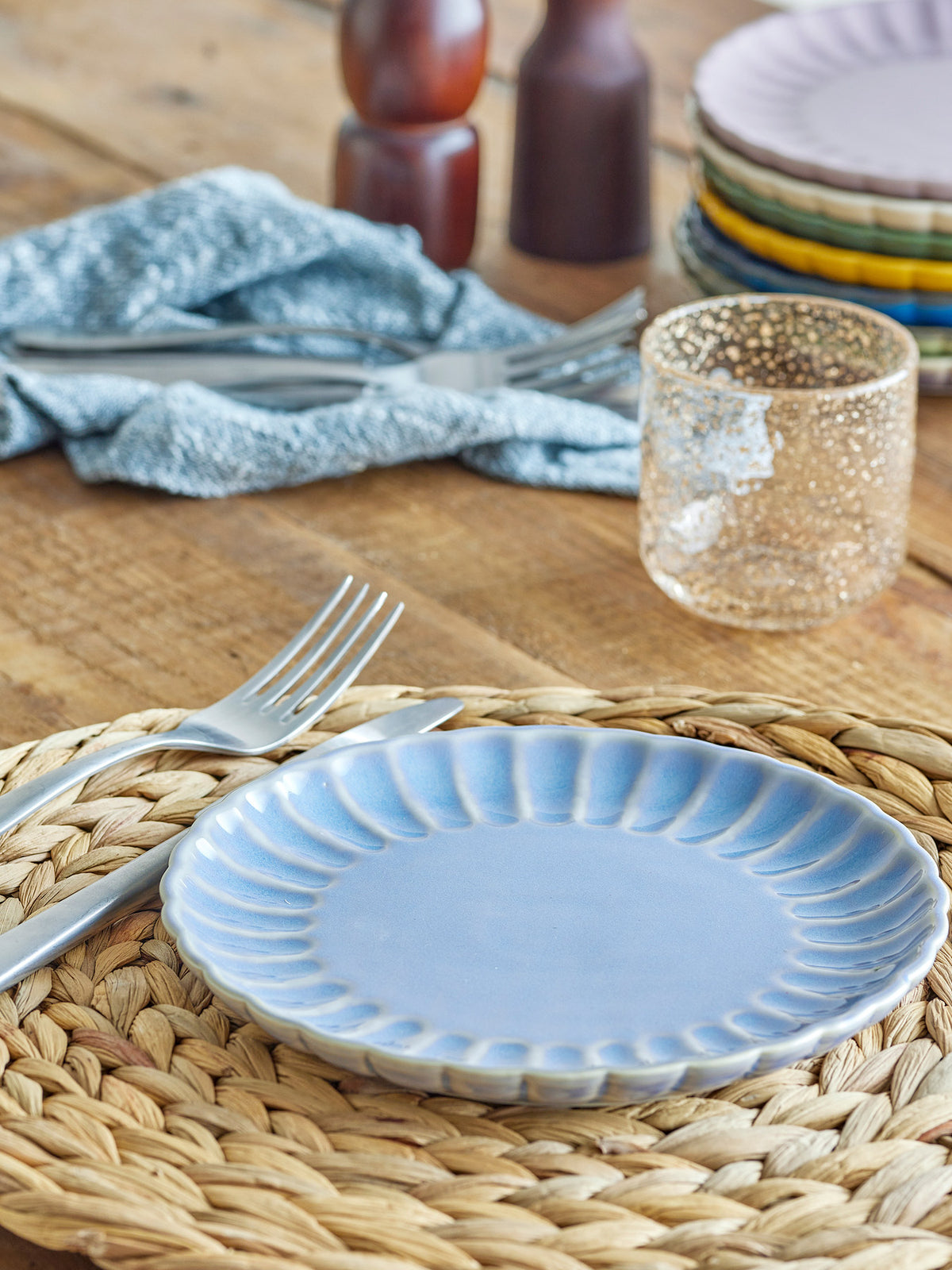 Latina Teller, Blue, Steingut in Blau präsentiert im Onlineshop von KAQTU Design AG. Teller ist von Bloomingville