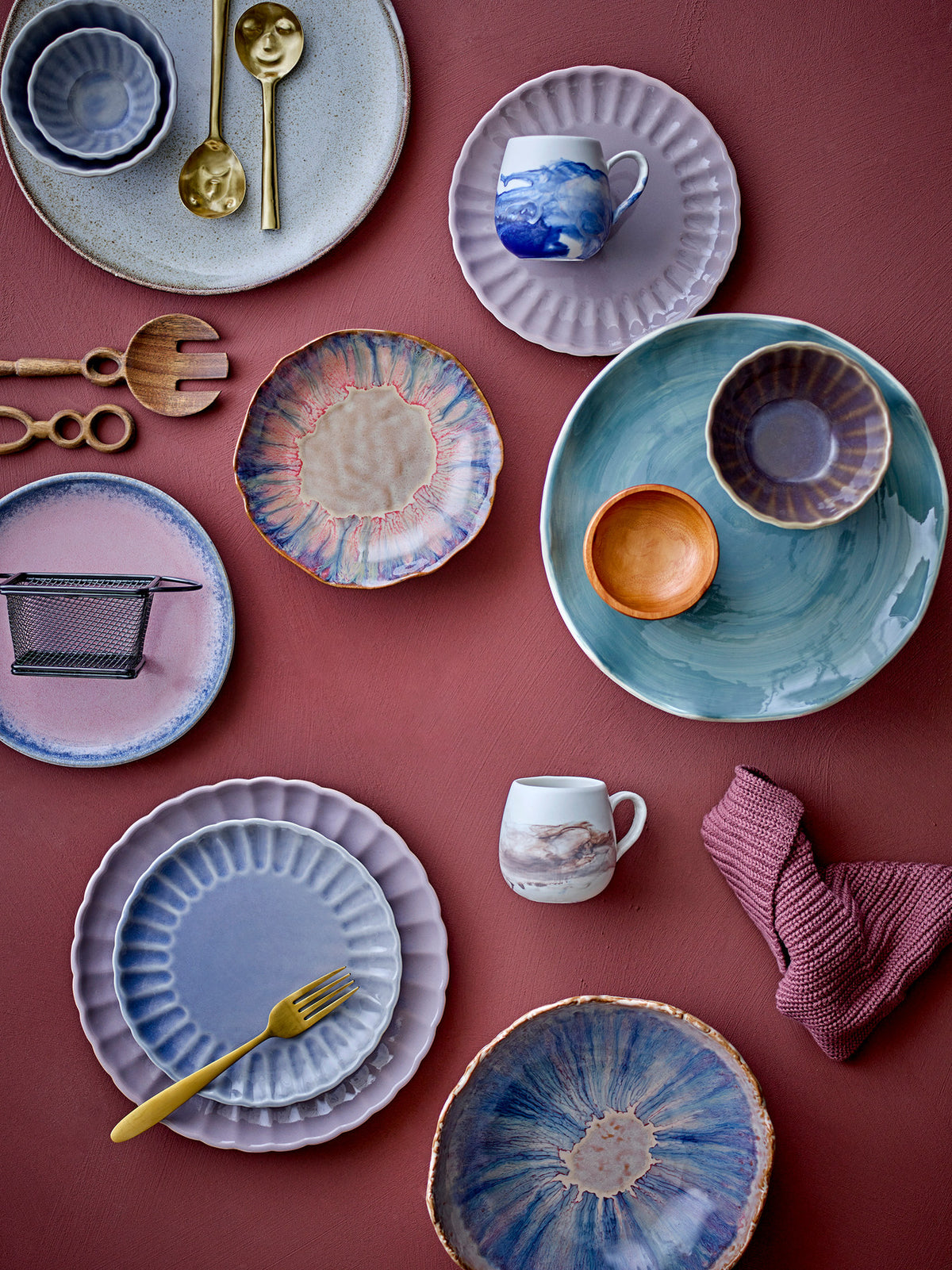 Latina Teller, Blue, Steingut in Blau präsentiert im Onlineshop von KAQTU Design AG. Teller ist von Bloomingville
