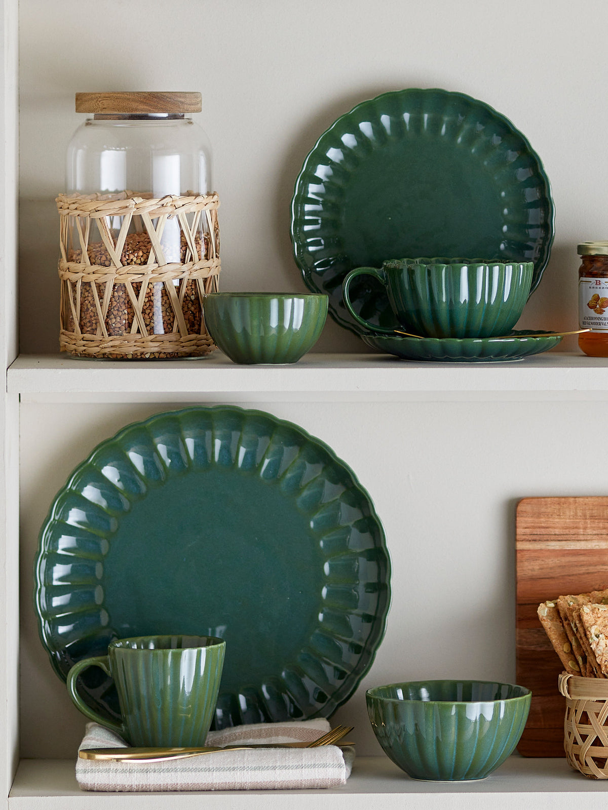 Latina Teller, Grün, Steingut in Grün präsentiert im Onlineshop von KAQTU Design AG. Teller ist von Bloomingville