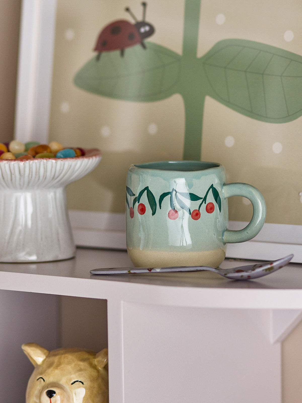 Kleine blaue Tasse aus Steingut von Bloomingville Mini, teilweise handdekoriert mit sichtbaren Farbunterschieden, schlichte runde Form.