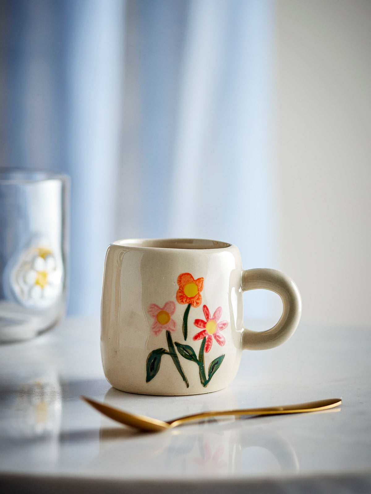 Millie Tasse, Weiss, Steingut in Weiss präsentiert im Onlineshop von KAQTU Design AG. Tasse ist von Bloomingville Mini