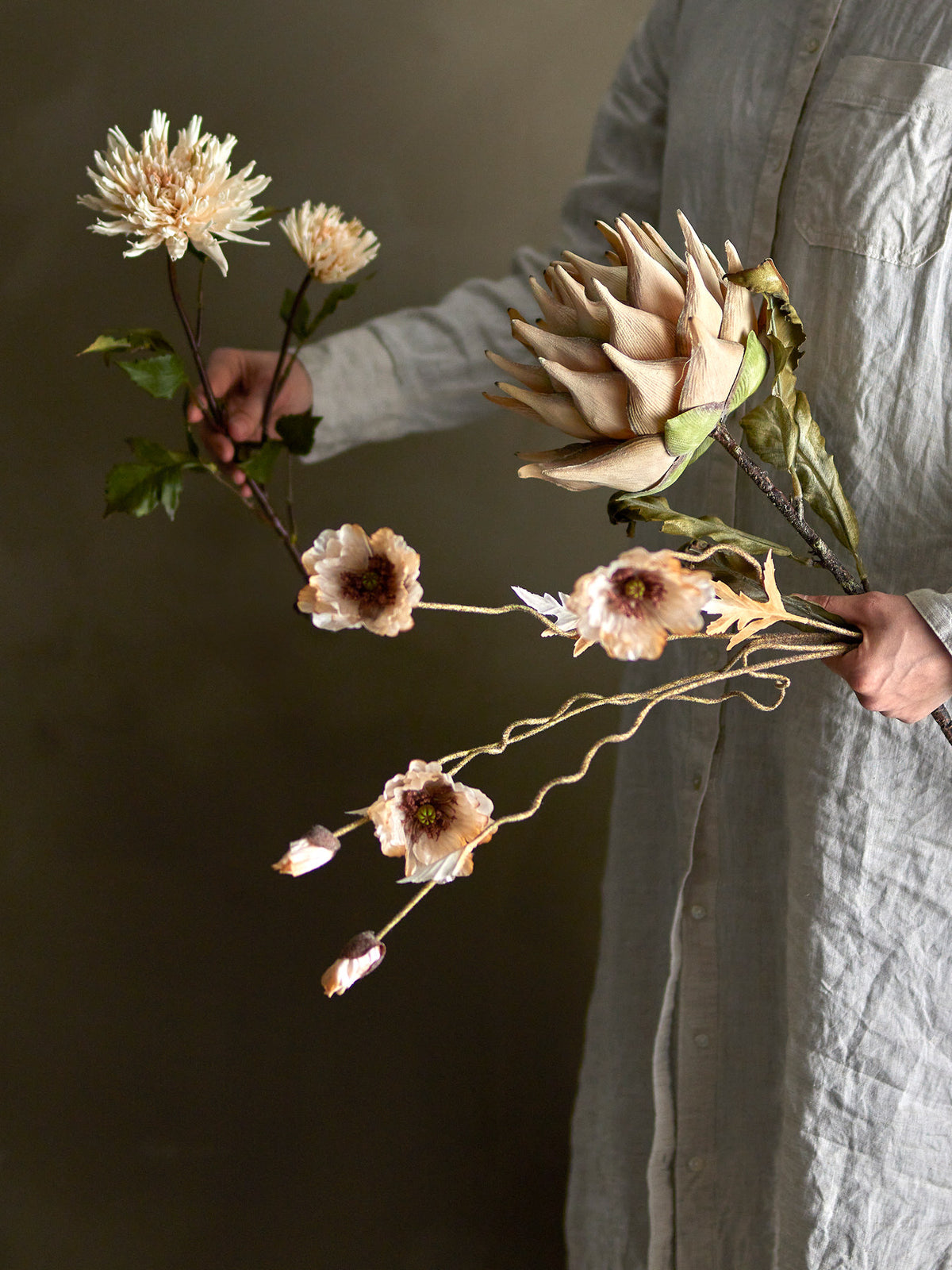Chrysantemum Stiel in Beige von Bloomingville, künstliche Blume aus PE, Eisen und Polyester mit Blütenköpfen und detaillierten Blättern.