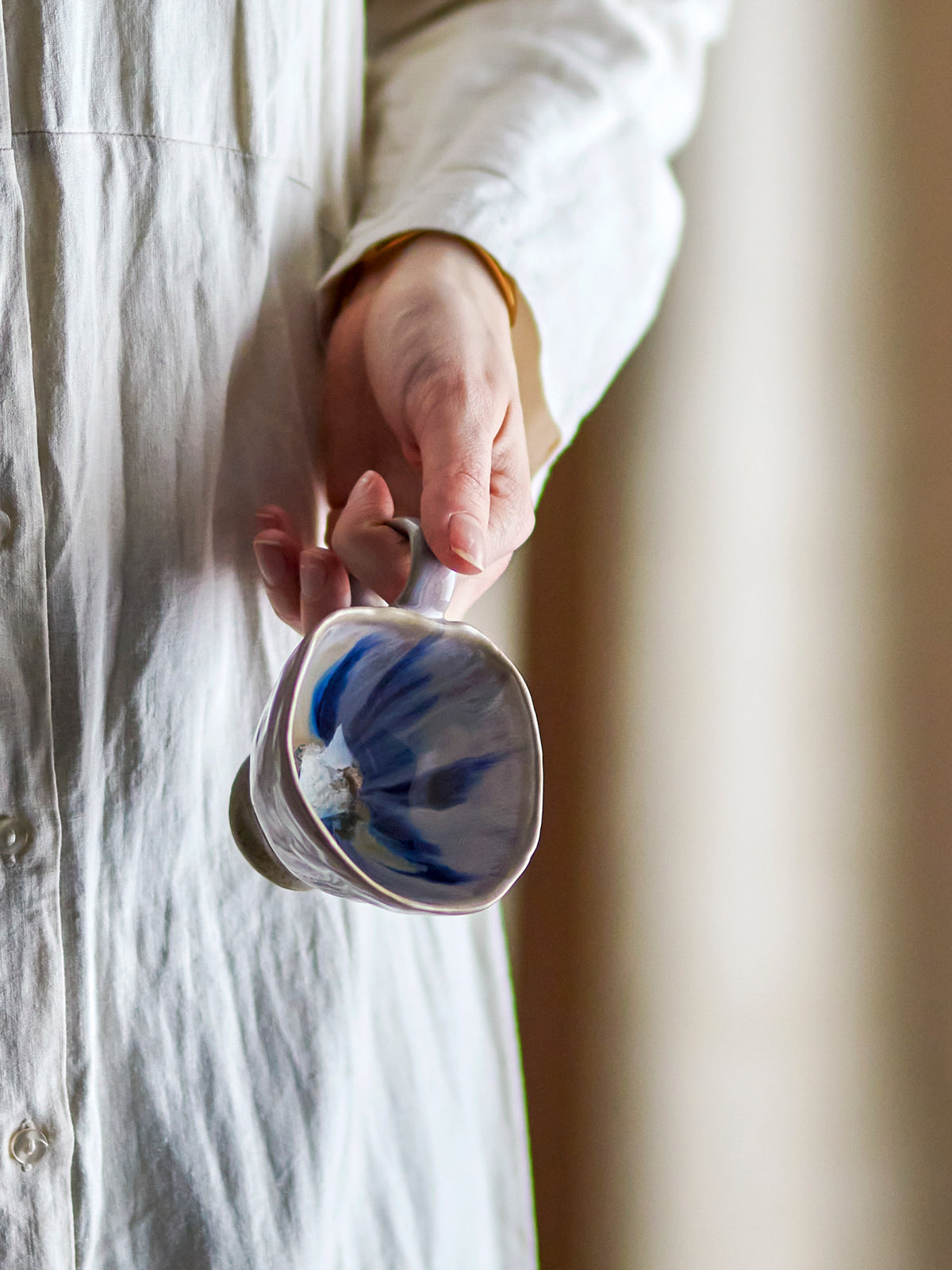 Imogen Tasse, Natur, Steingut in Natur präsentiert im Onlineshop von KAQTU Design AG. Tasse ist von Bloomingville