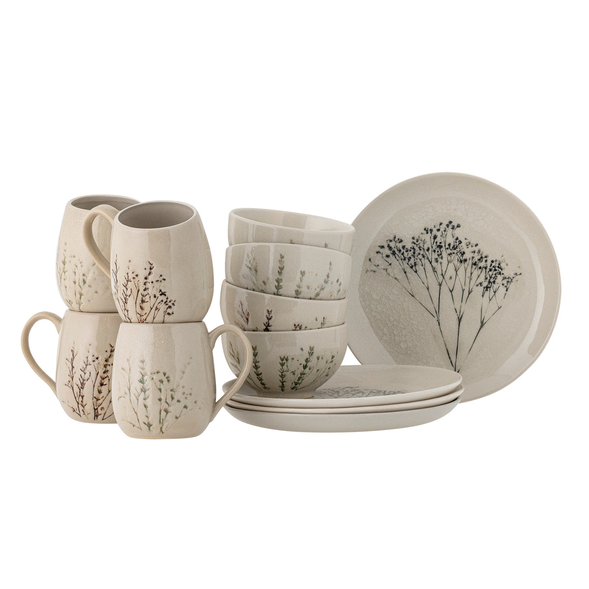Bea Frühstück Set, Weiss, Steingut von Bloomingville: Tassen, Teller und Schalen mit handgemaltem Muster und Krakeleeglasur auf hellem Untergrund.