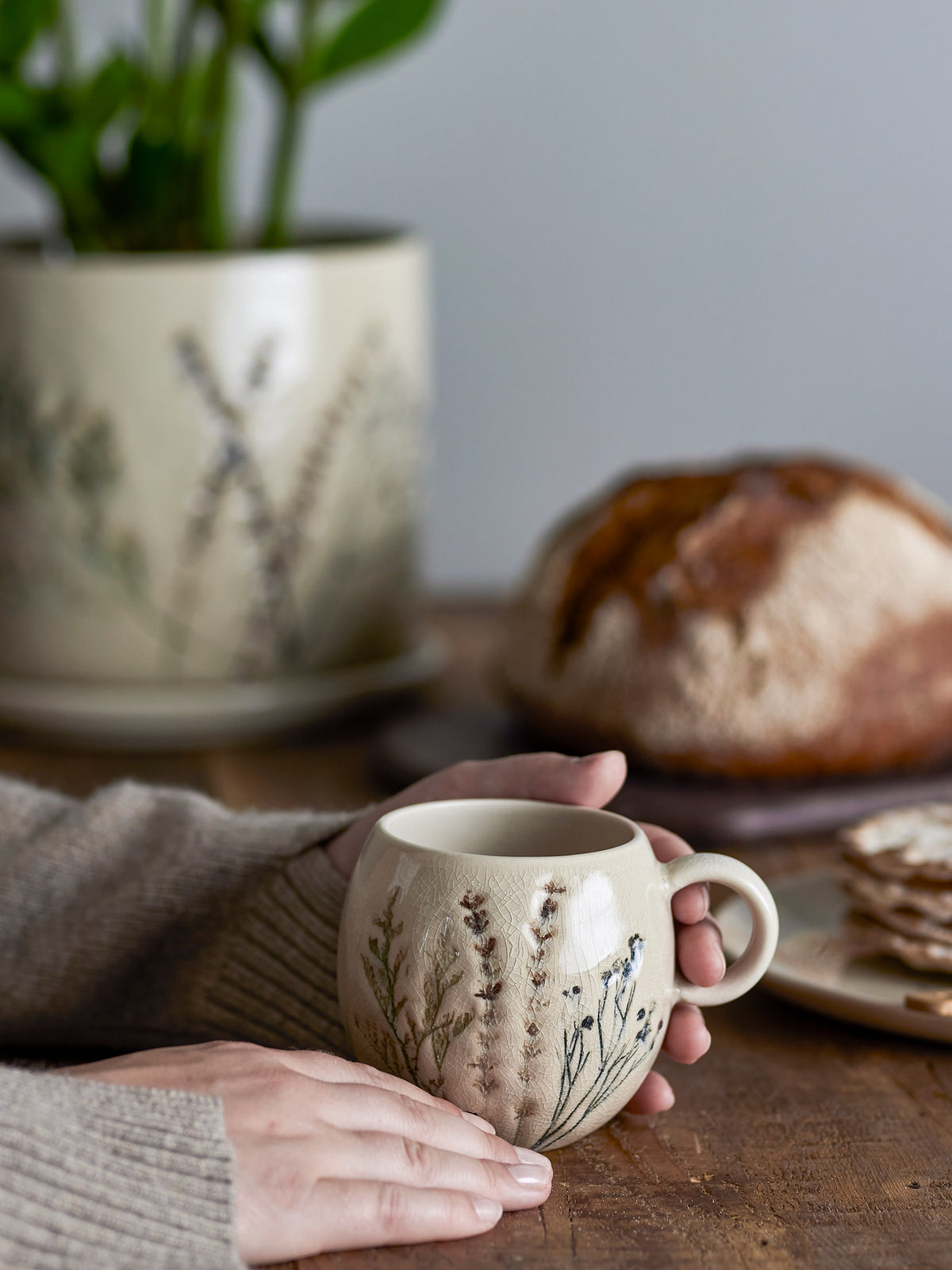 Weisse Steingut-Tasse Bea von Bloomingville mit handgestempeltem Muster und Krakeleeglasur, rundliche Form, Teil eines 4er-Sets.