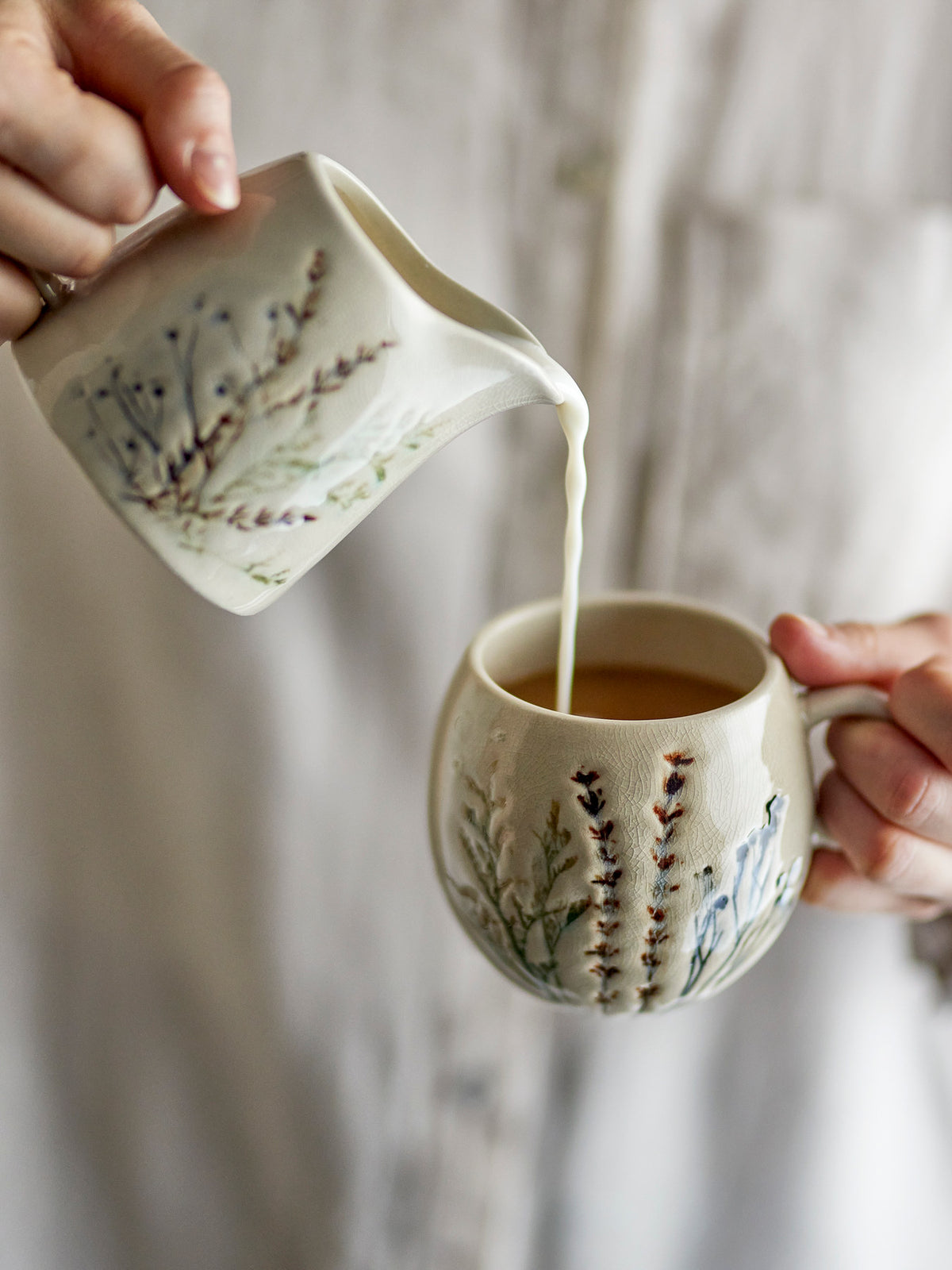 Weisse Steingut-Tasse Bea von Bloomingville mit handgestempeltem Muster und Krakeleeglasur, rundliche Form, Teil eines 4er-Sets.